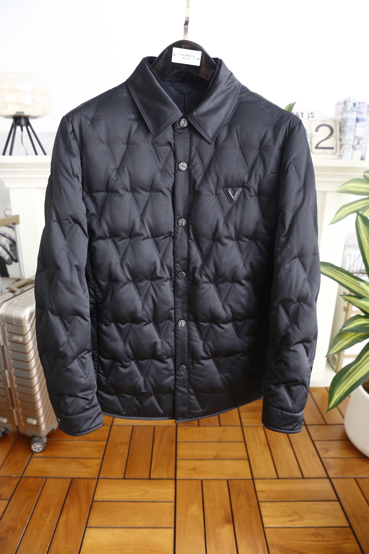 🔥华伦天奴.25秋冬新品男士翻领羽绒衬衫外套，外层采用高密哑光尼龙面料，防泼水抗风且质感高级；内里填充9