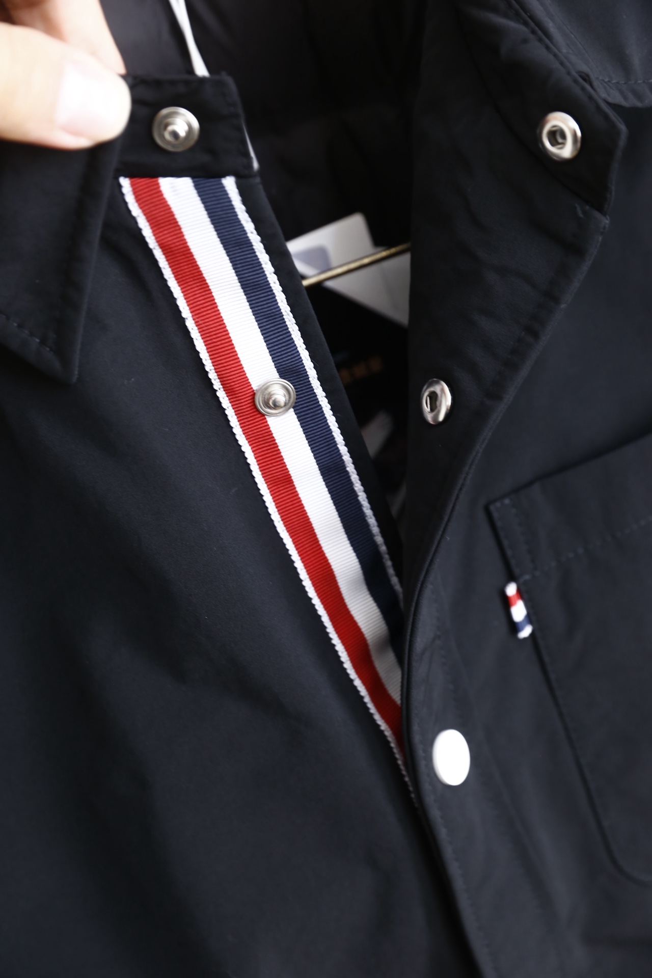 🔥汤姆布朗/TB.25秋冬新品！时尚男士百搭羽绒衬衫外套，选用高密防风的聚酯纤维混纺面料作外层，挺括抗皱