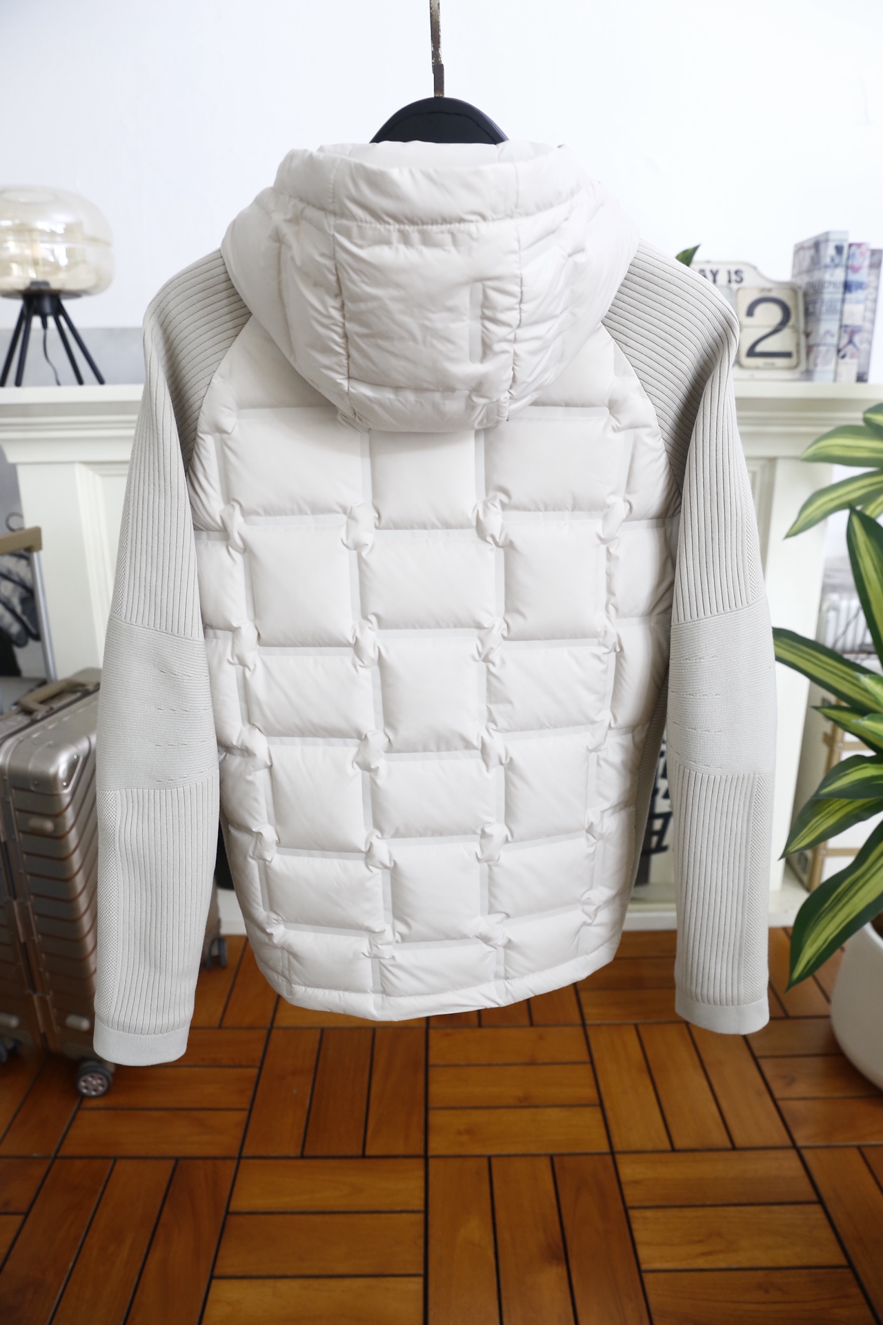 🔥杰尼亚.25秋冬新款男士拼接连帽羽绒夹克，采用羽绒+针织的创新拼接设计，衣身主体填充90绒高蓬松度带来