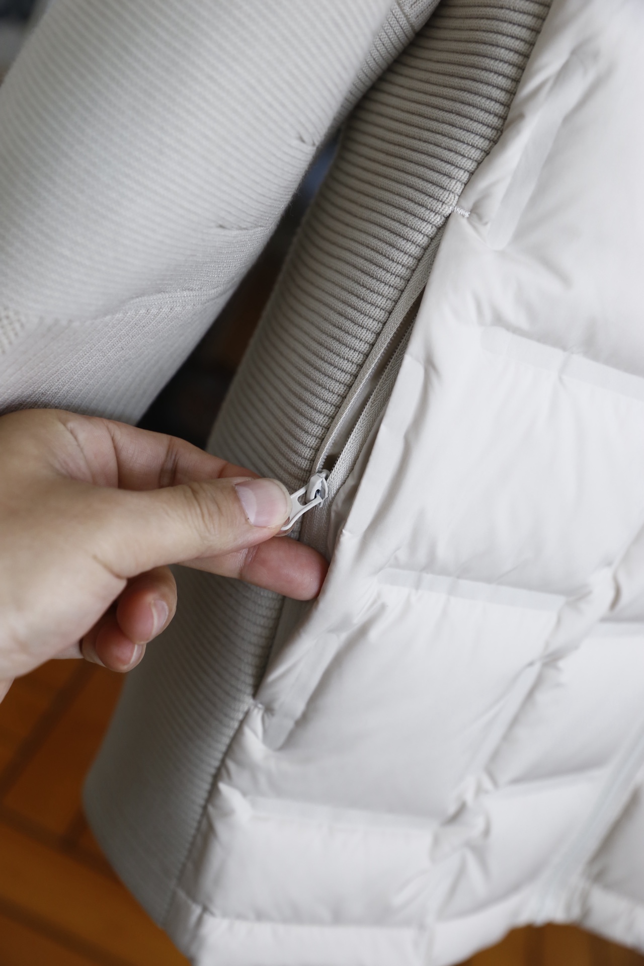 🔥杰尼亚.25秋冬新款男士拼接连帽羽绒夹克，采用羽绒+针织的创新拼接设计，衣身主体填充90绒高蓬松度带来