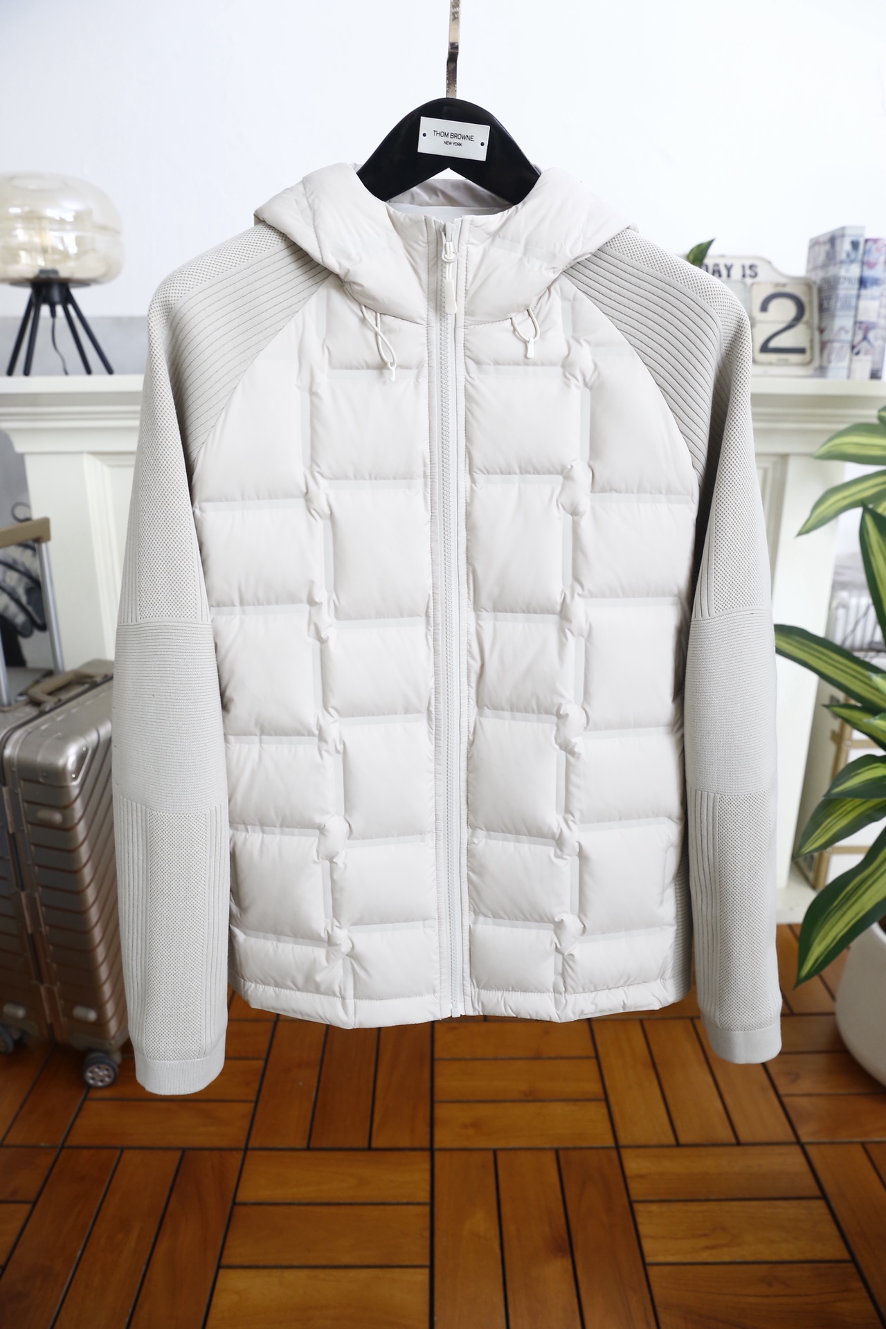 🔥杰尼亚.25秋冬新款男士拼接连帽羽绒夹克，采用羽绒+针织的创新拼接设计，衣身主体填充90绒高蓬松度带来