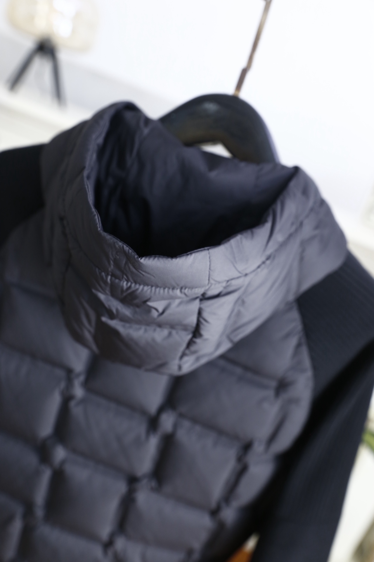 🔥杰尼亚.25秋冬新款男士拼接连帽羽绒夹克，采用羽绒+针织的创新拼接设计，衣身主体填充90绒高蓬松度带来