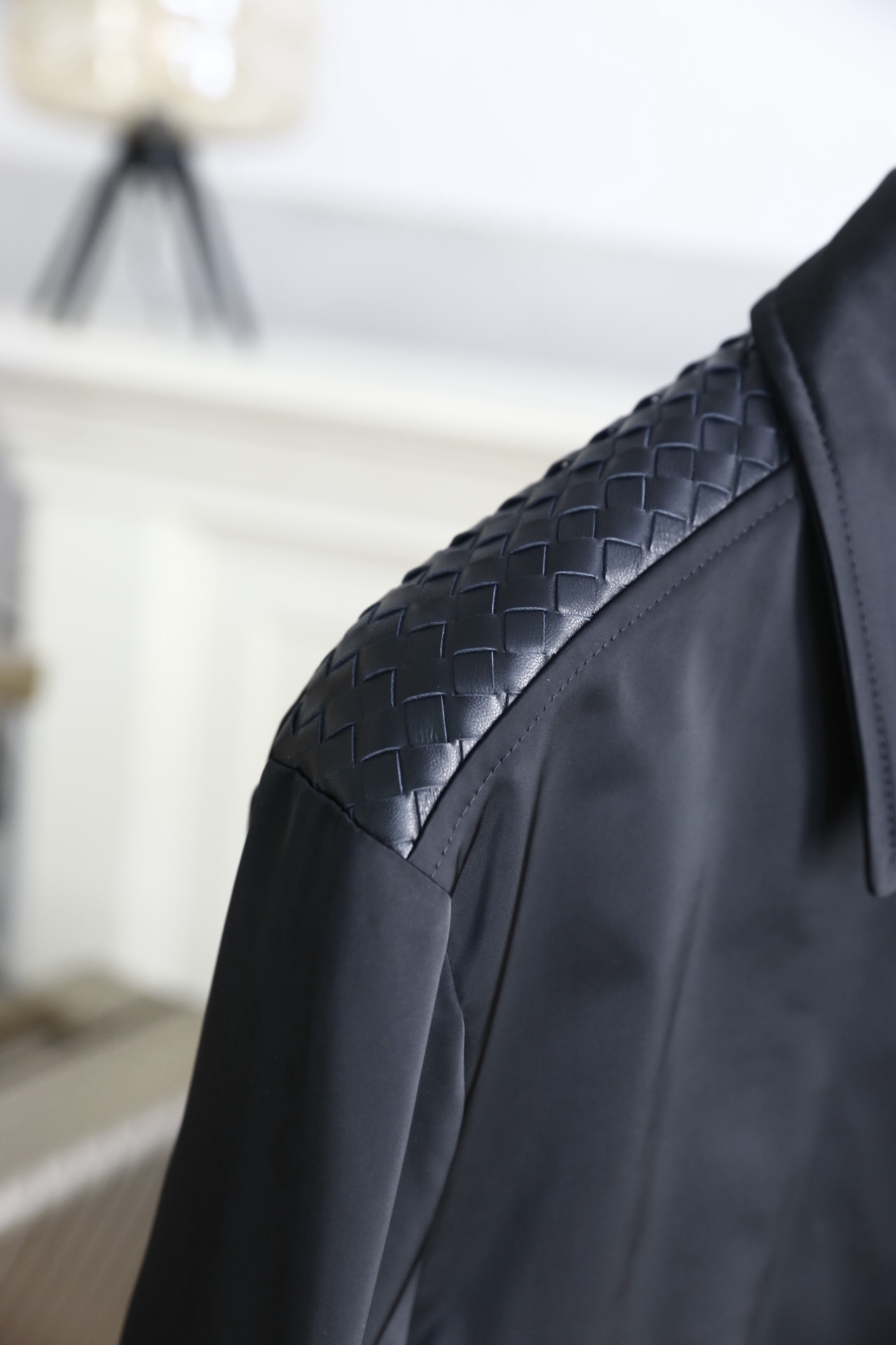 🔥葆蝶家/BV.25秋冬男士翻领羽绒夹克，外层采用高密哑光尼龙面料，防泼水又防风，触感细腻且挺括不易起皱