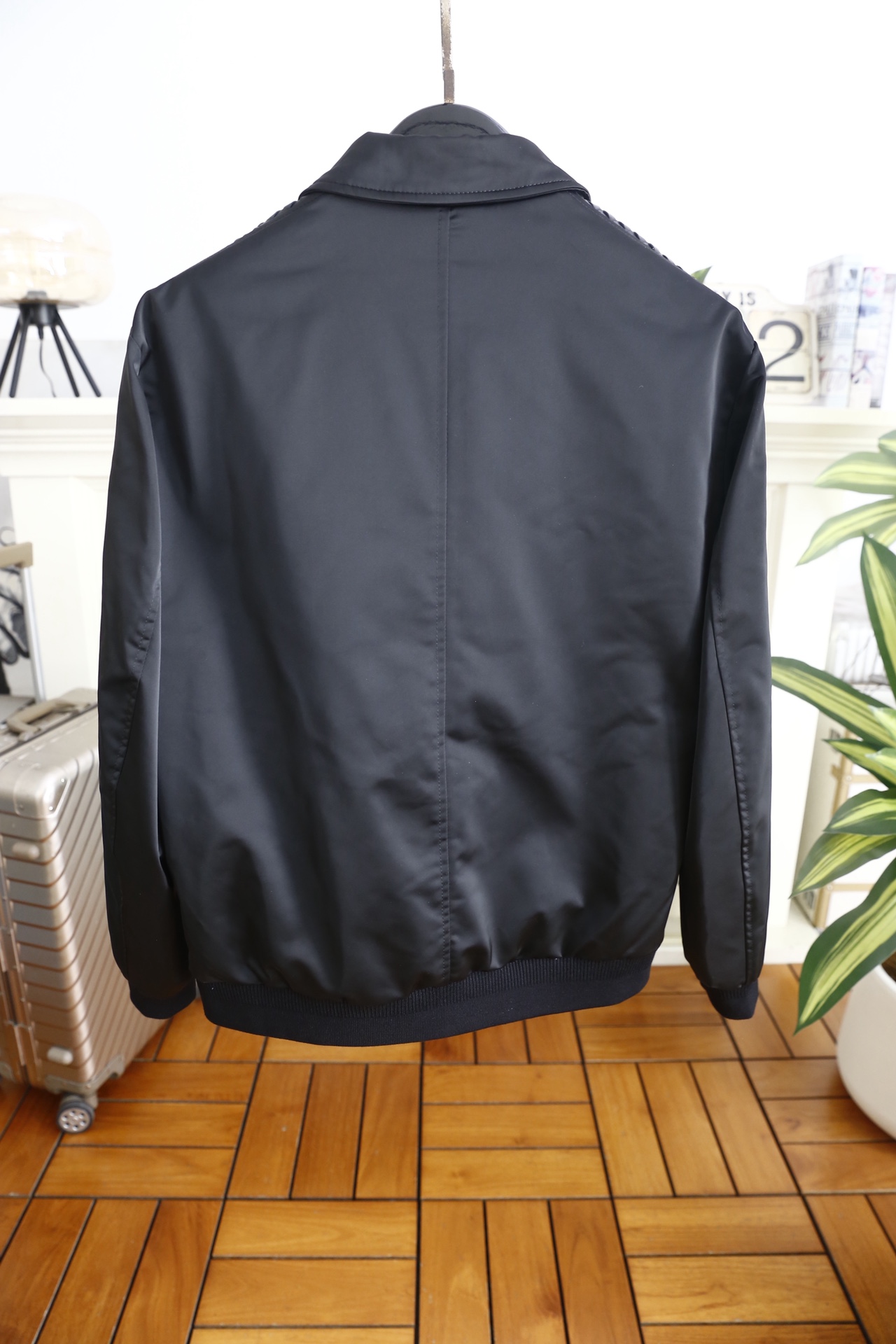 🔥葆蝶家/BV.25秋冬男士翻领羽绒夹克，外层采用高密哑光尼龙面料，防泼水又防风，触感细腻且挺括不易起皱