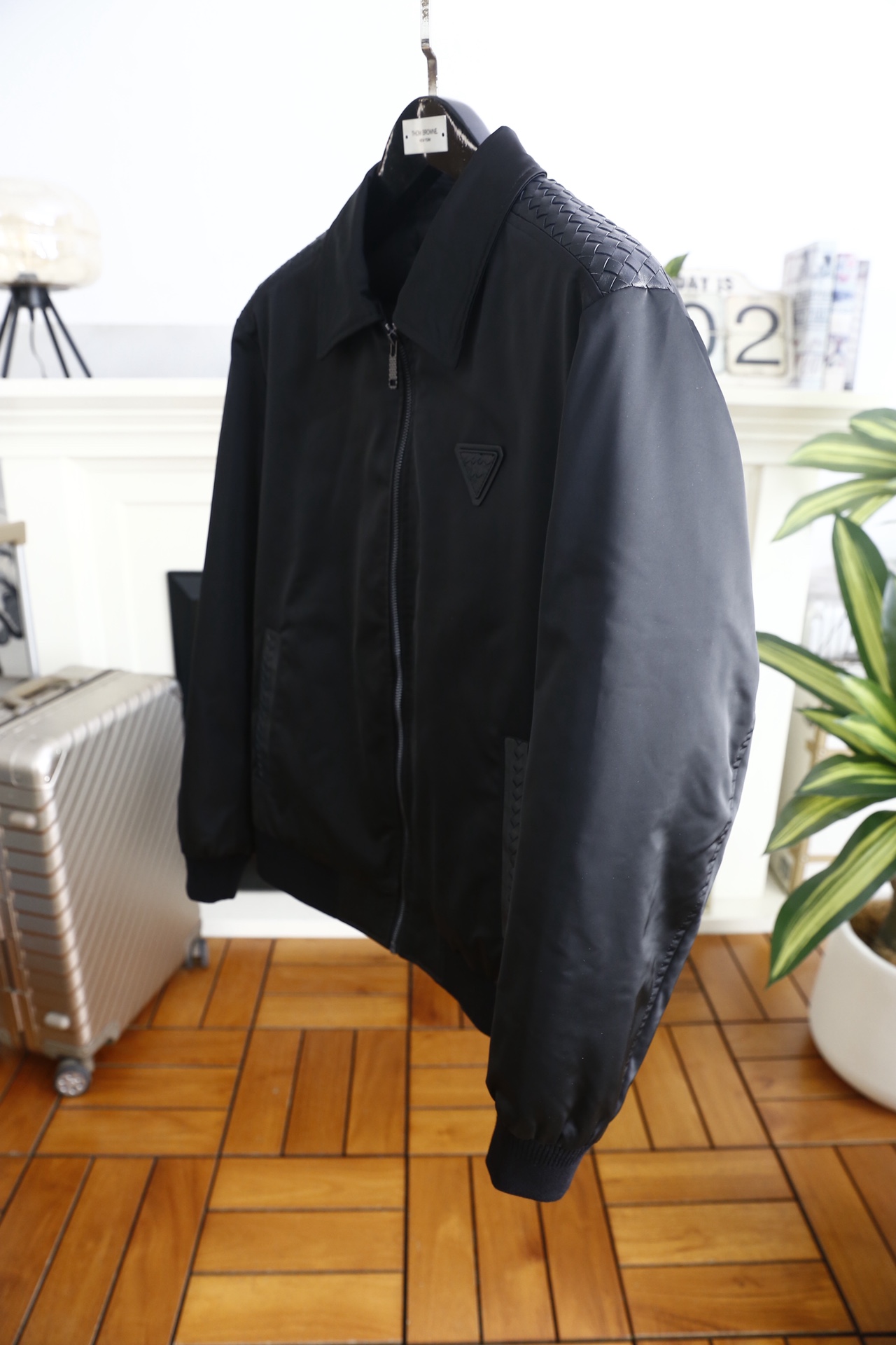 🔥葆蝶家/BV.25秋冬男士翻领羽绒夹克，外层采用高密哑光尼龙面料，防泼水又防风，触感细腻且挺括不易起皱