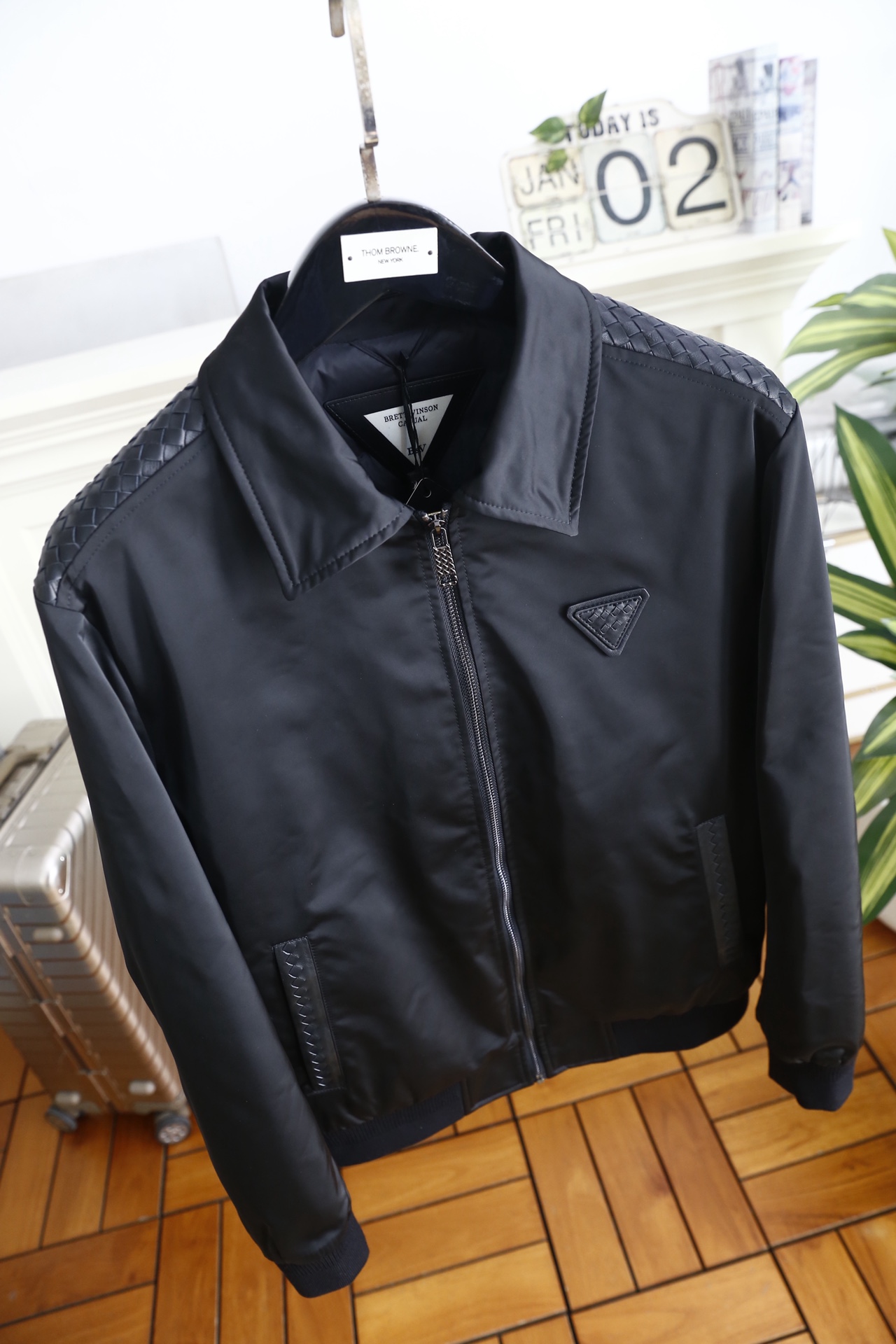 🔥葆蝶家/BV.25秋冬男士翻领羽绒夹克，外层采用高密哑光尼龙面料，防泼水又防风，触感细腻且挺括不易起皱