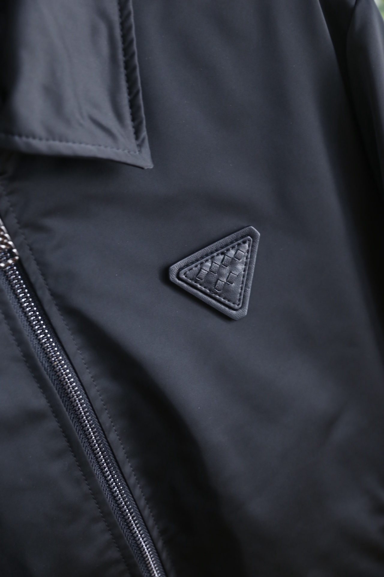 🔥葆蝶家/BV.25秋冬男士翻领羽绒夹克，外层采用高密哑光尼龙面料，防泼水又防风，触感细腻且挺括不易起皱