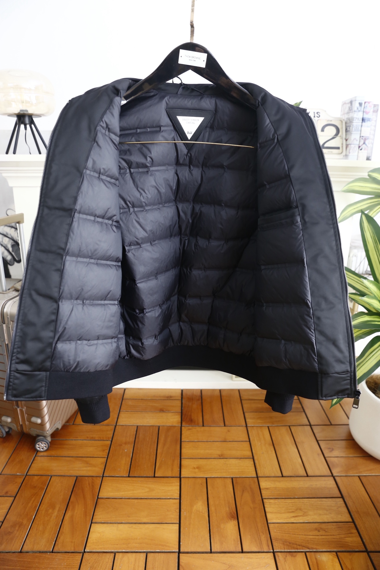 🔥葆蝶家/BV.25秋冬男士翻领羽绒夹克，外层采用高密哑光尼龙面料，防泼水又防风，触感细腻且挺括不易起皱