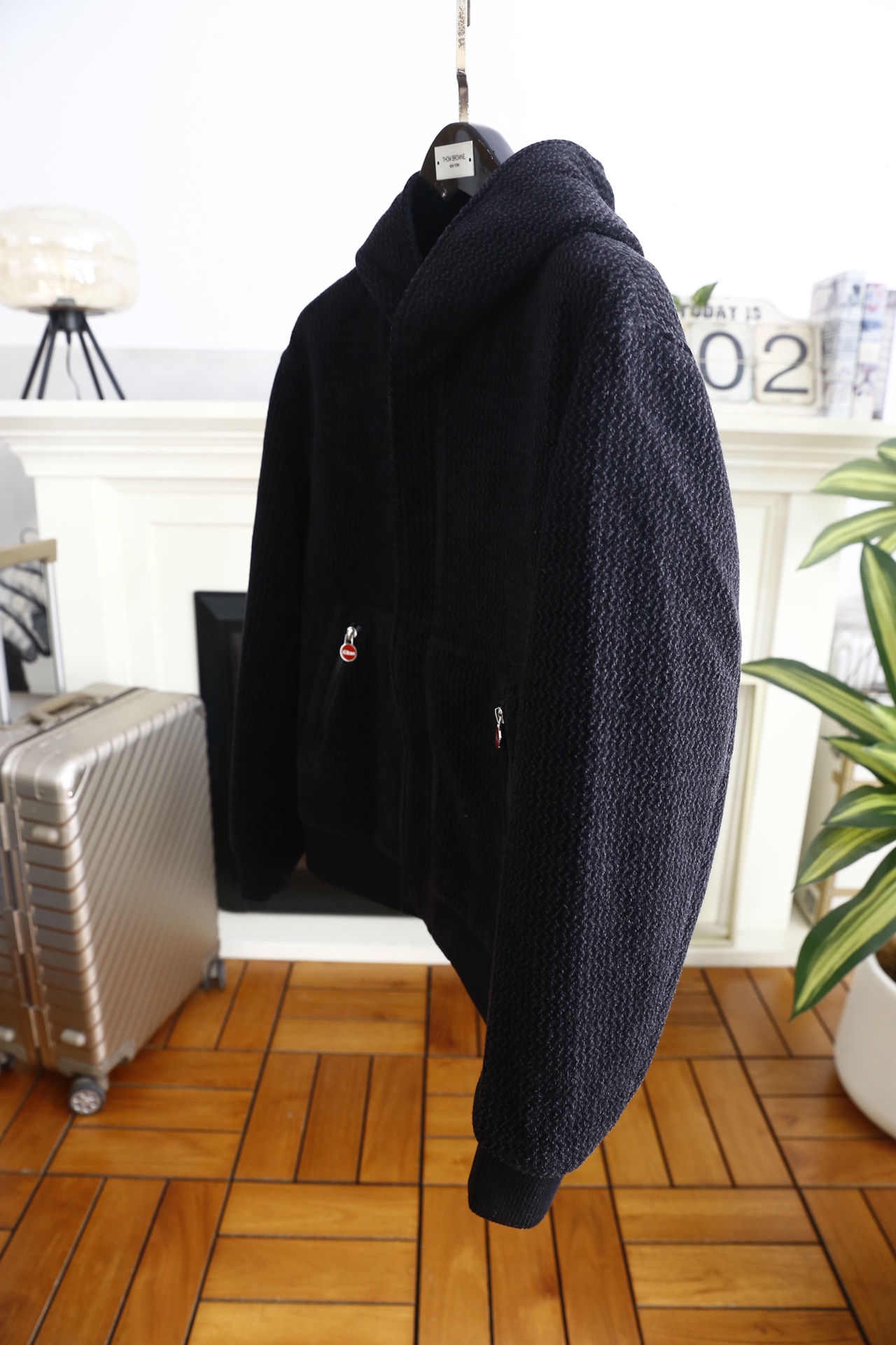 🔥kiton.25秋冬男士连帽夹克👍是秋冬兼具质感与休闲风格的单品，采用舒适保暖棉面料，它采用连帽拉链款