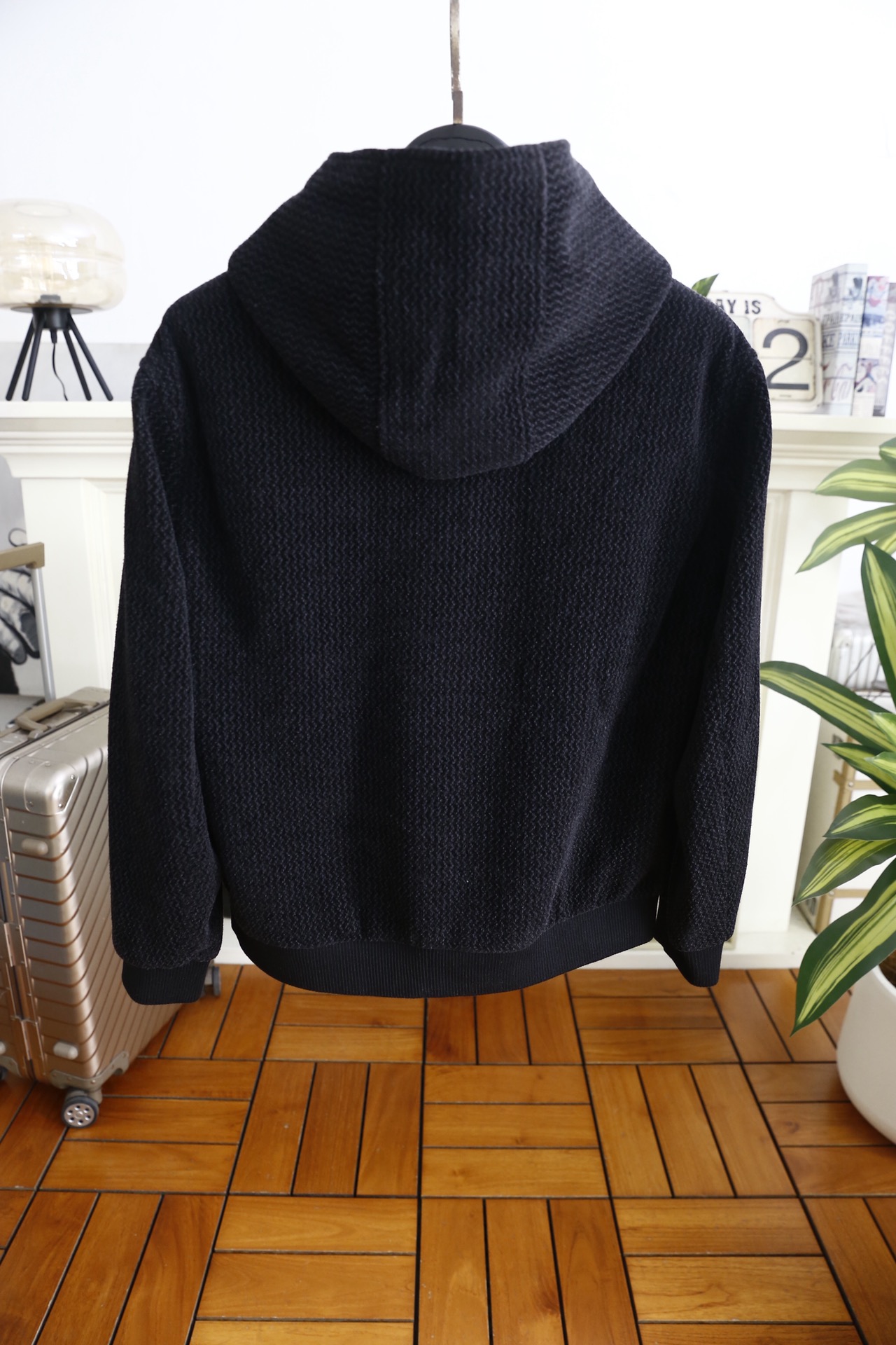 🔥kiton.25秋冬男士连帽夹克👍是秋冬兼具质感与休闲风格的单品，采用舒适保暖棉面料，它采用连帽拉链款