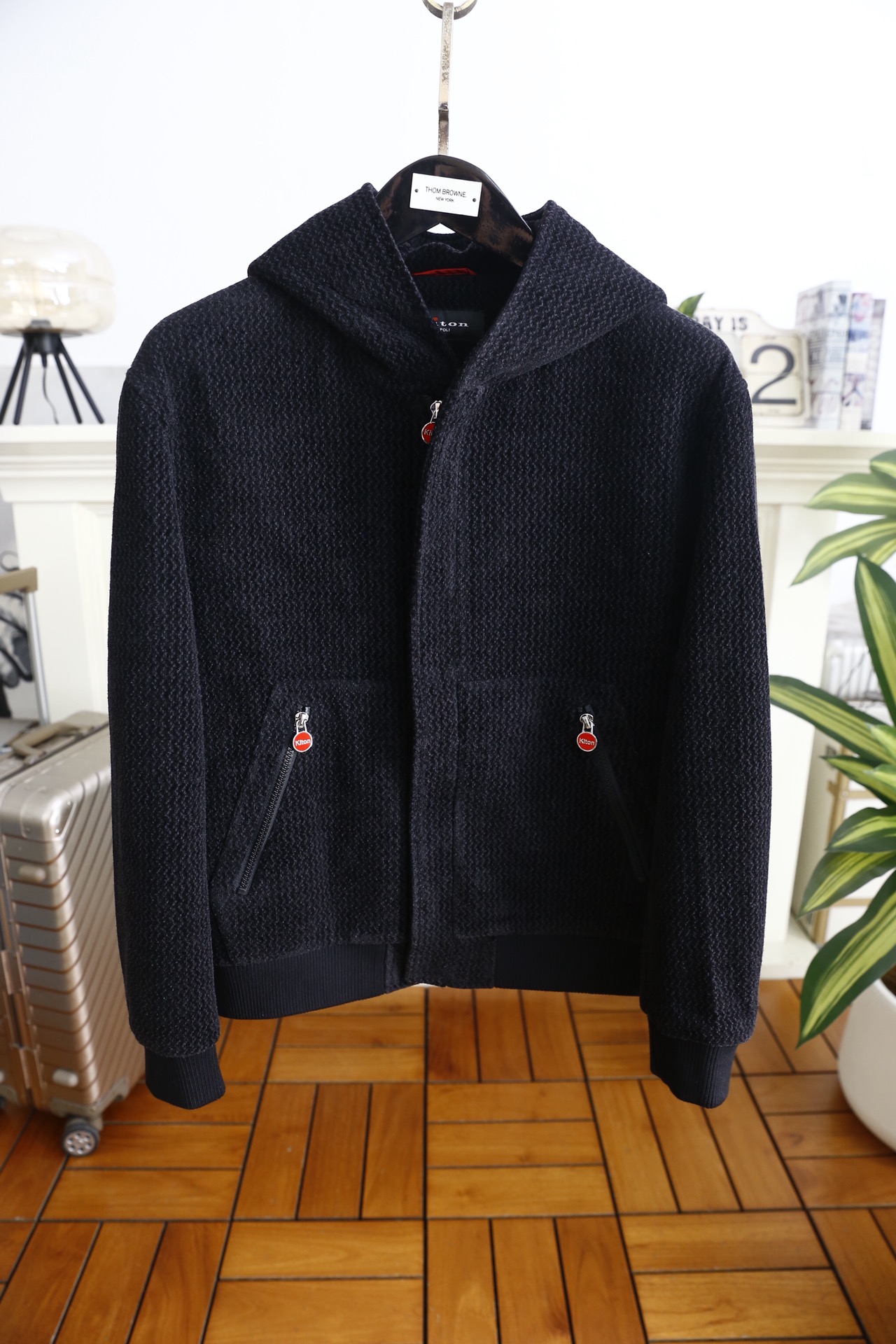 🔥kiton.25秋冬男士连帽夹克👍是秋冬兼具质感与休闲风格的单品，采用舒适保暖棉面料，它采用连帽拉链款