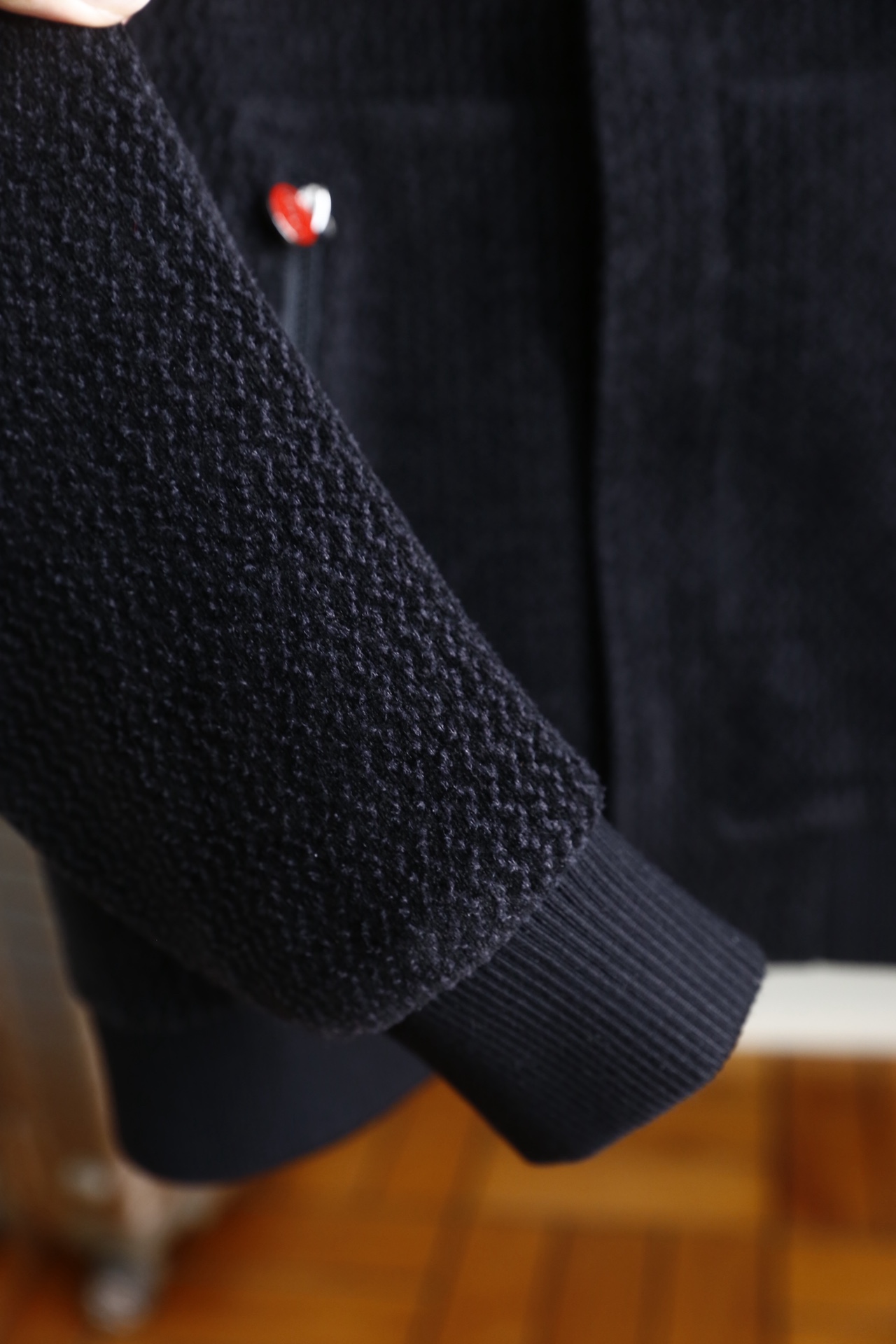 🔥kiton.25秋冬男士连帽夹克👍是秋冬兼具质感与休闲风格的单品，采用舒适保暖棉面料，它采用连帽拉链款