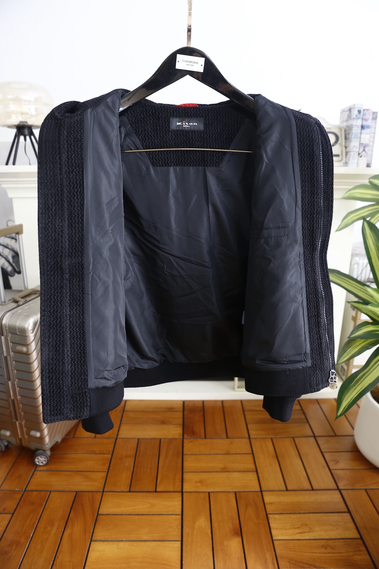 🔥kiton.25秋冬男士连帽夹克👍是秋冬兼具质感与休闲风格的单品，采用舒适保暖棉面料，它采用连帽拉链款