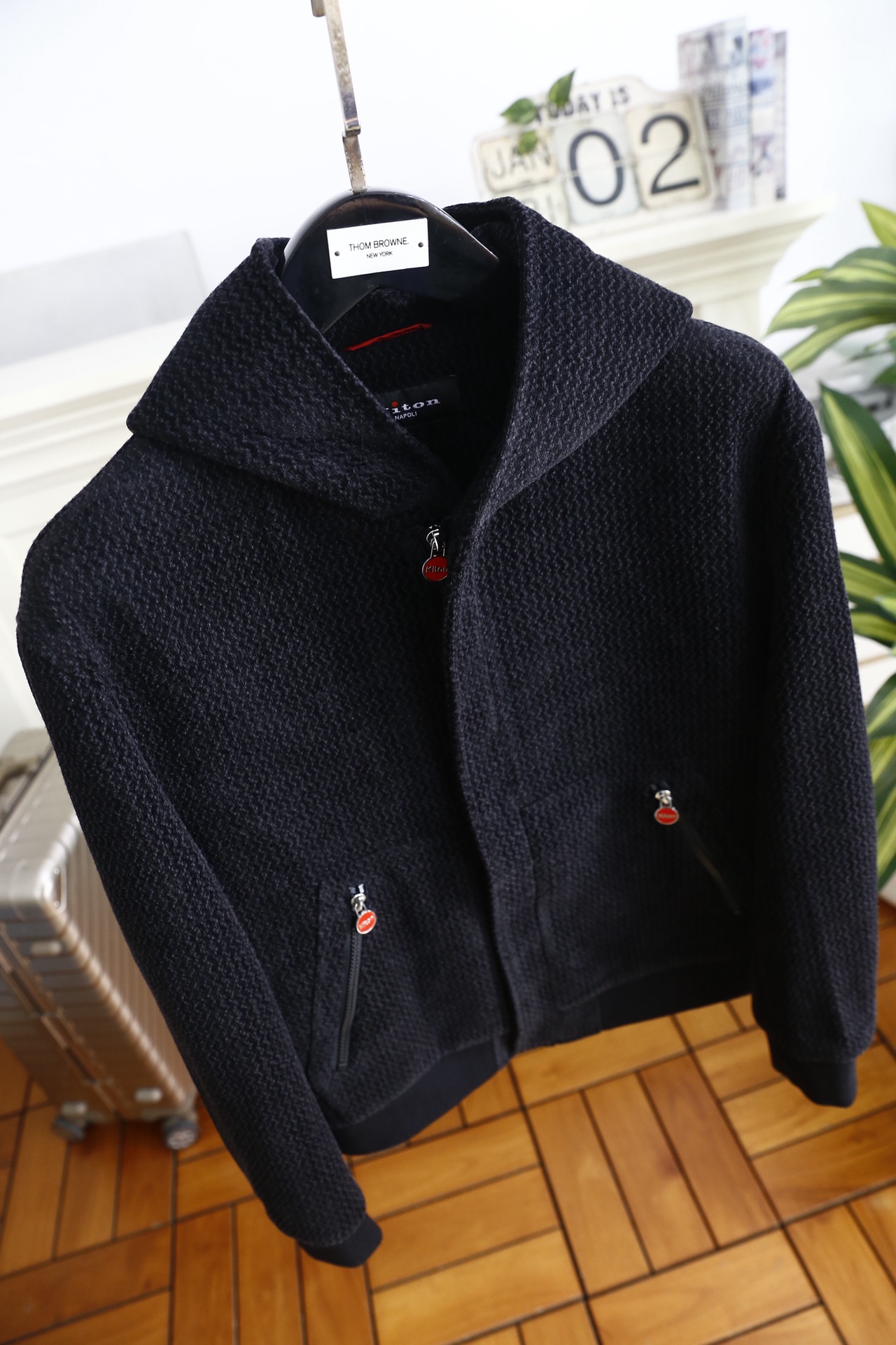 🔥kiton.25秋冬男士连帽夹克👍是秋冬兼具质感与休闲风格的单品，采用舒适保暖棉面料，它采用连帽拉链款