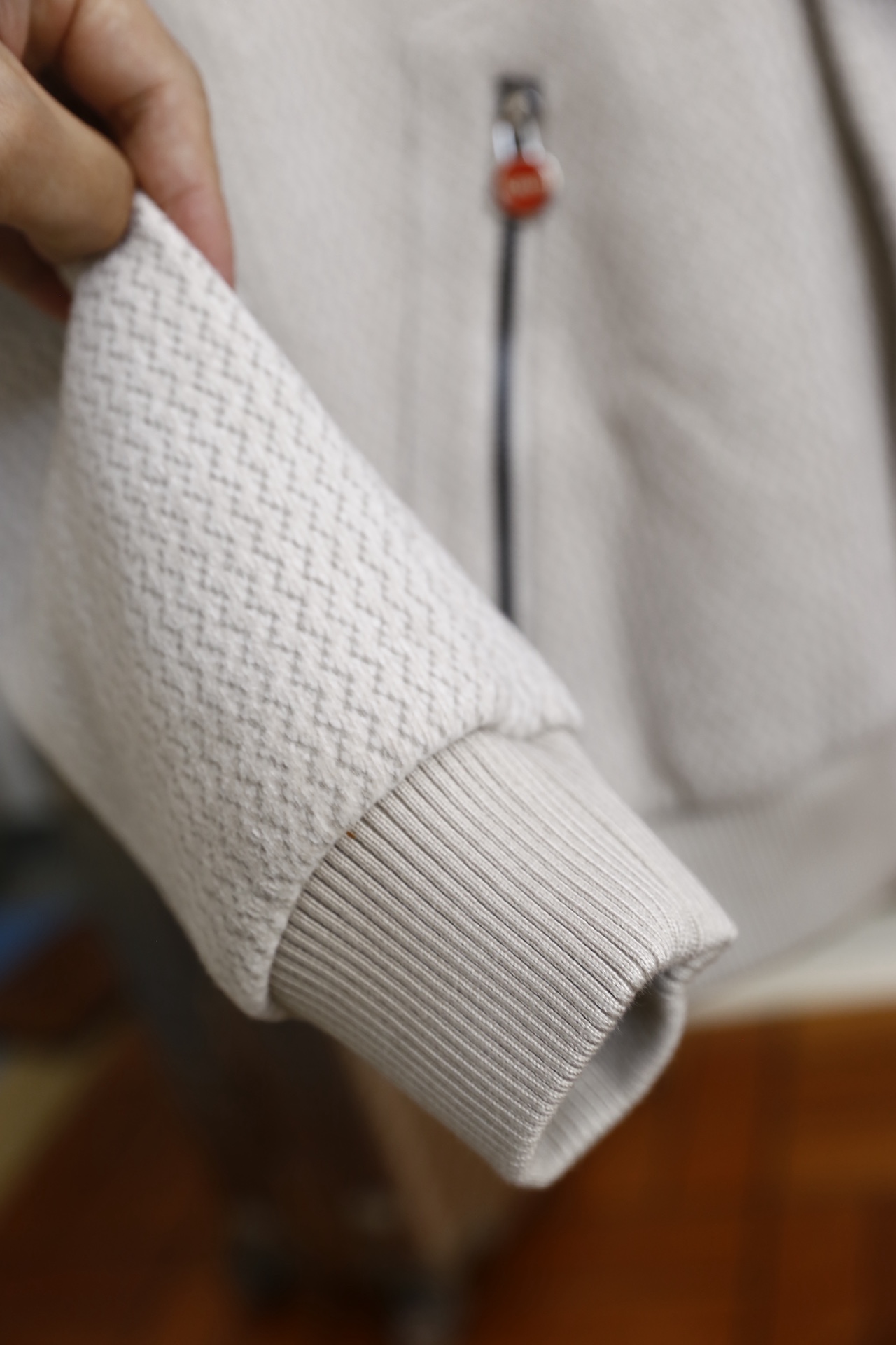 🔥kiton.25秋冬男士连帽夹克👍是秋冬兼具质感与休闲风格的单品，采用舒适保暖棉面料，它采用连帽拉链款