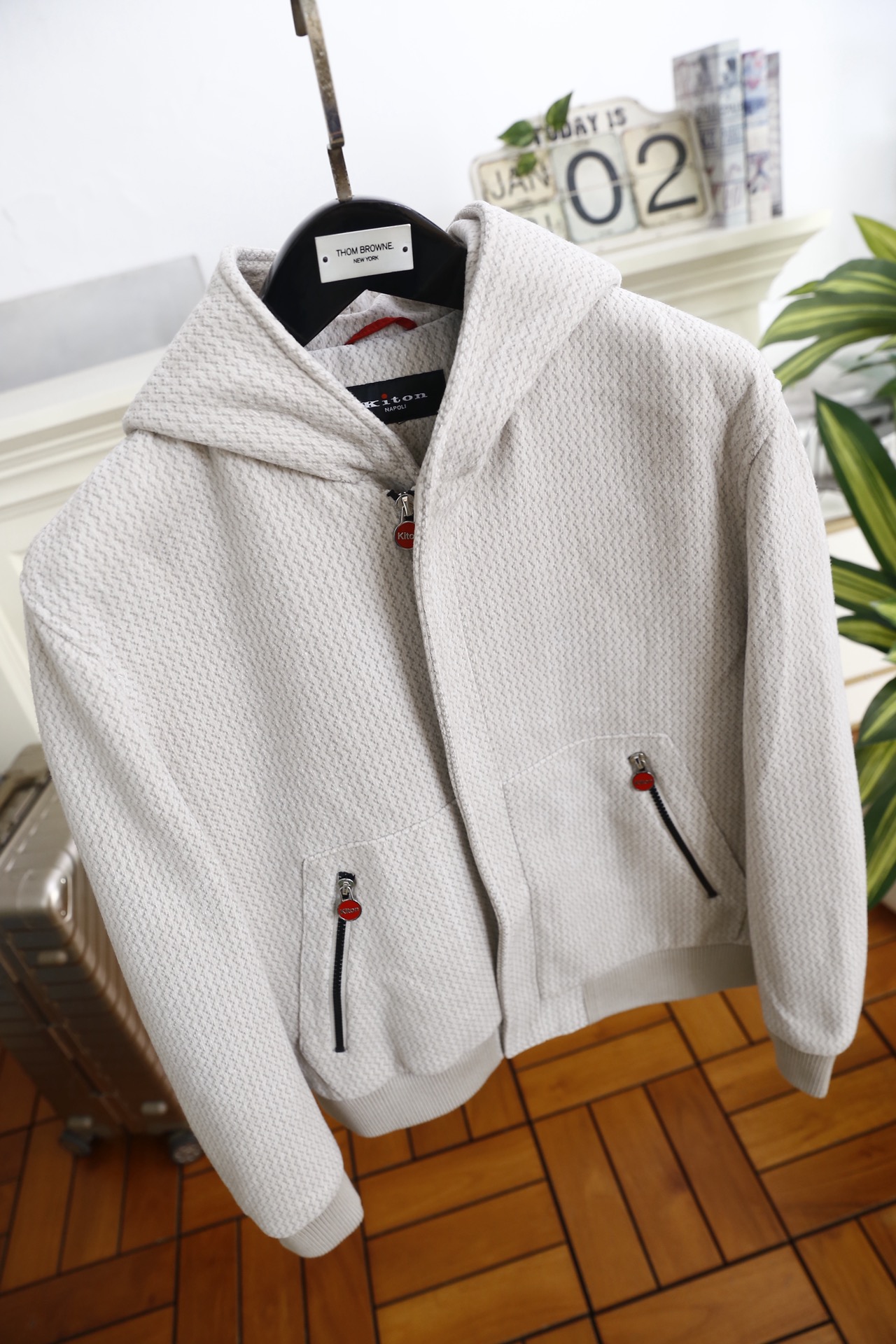 🔥kiton.25秋冬男士连帽夹克👍是秋冬兼具质感与休闲风格的单品，采用舒适保暖棉面料，它采用连帽拉链款