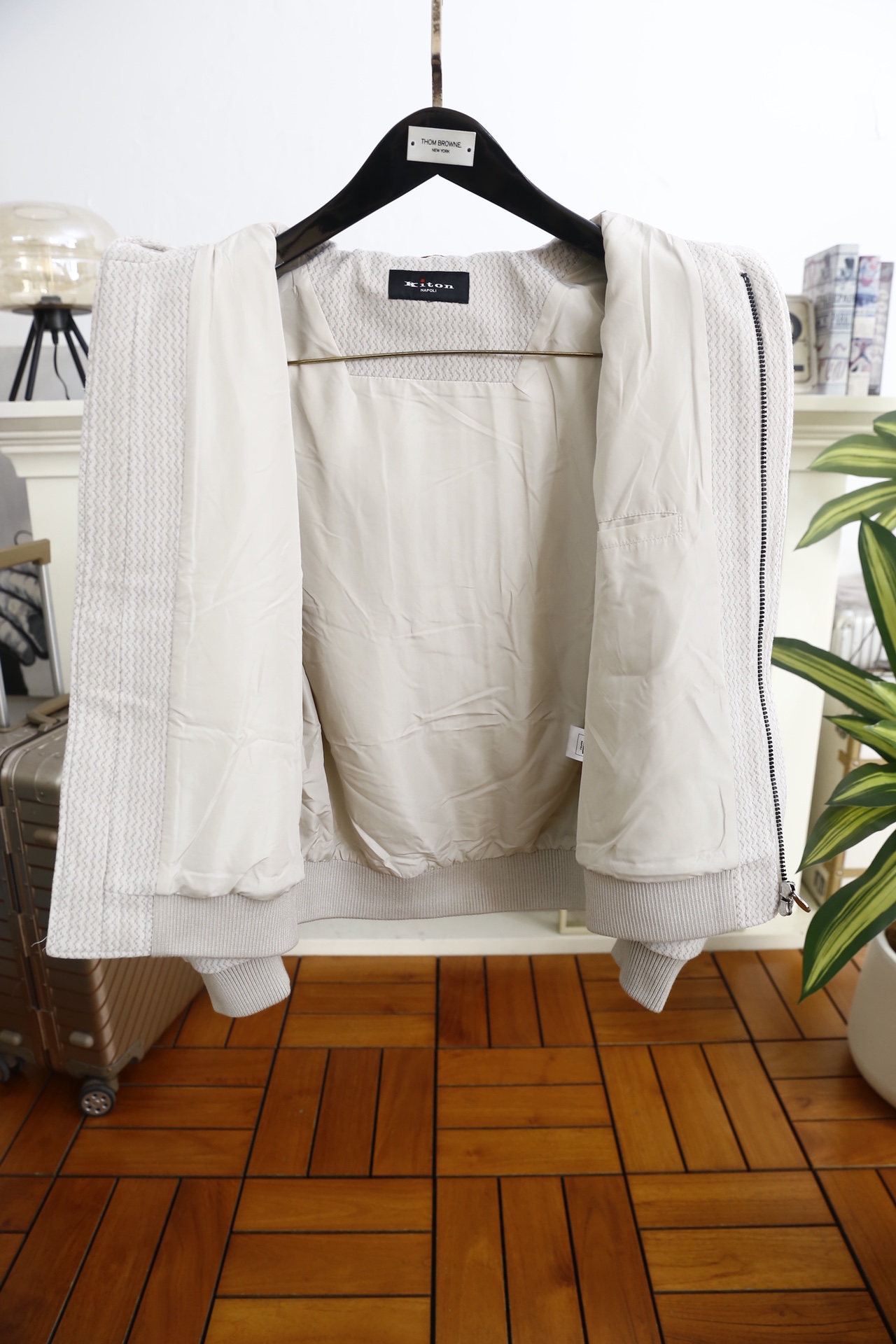 🔥kiton.25秋冬男士连帽夹克👍是秋冬兼具质感与休闲风格的单品，采用舒适保暖棉面料，它采用连帽拉链款