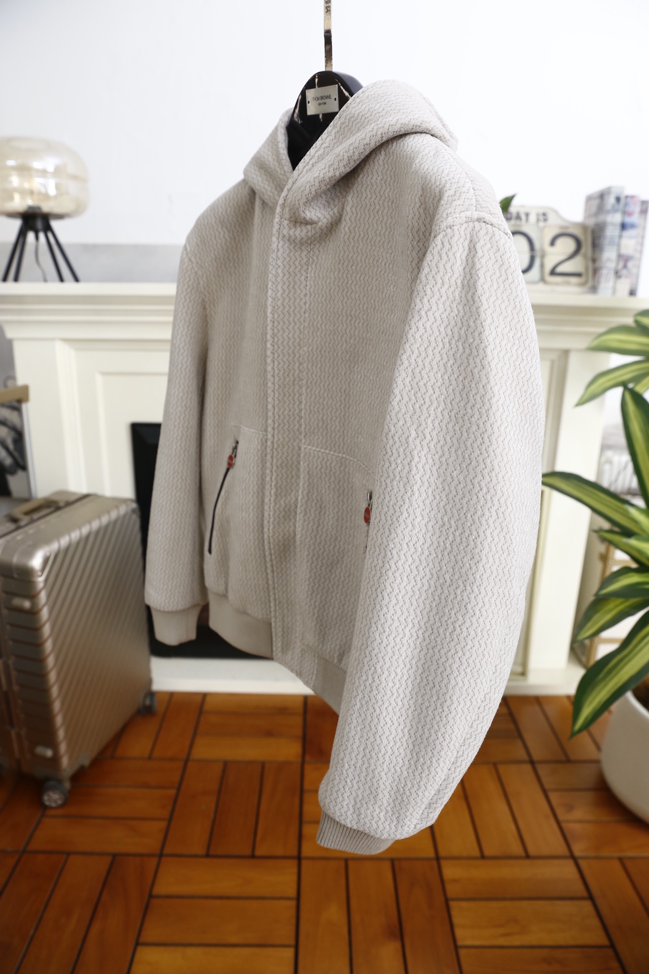 🔥kiton.25秋冬男士连帽夹克👍是秋冬兼具质感与休闲风格的单品，采用舒适保暖棉面料，它采用连帽拉链款