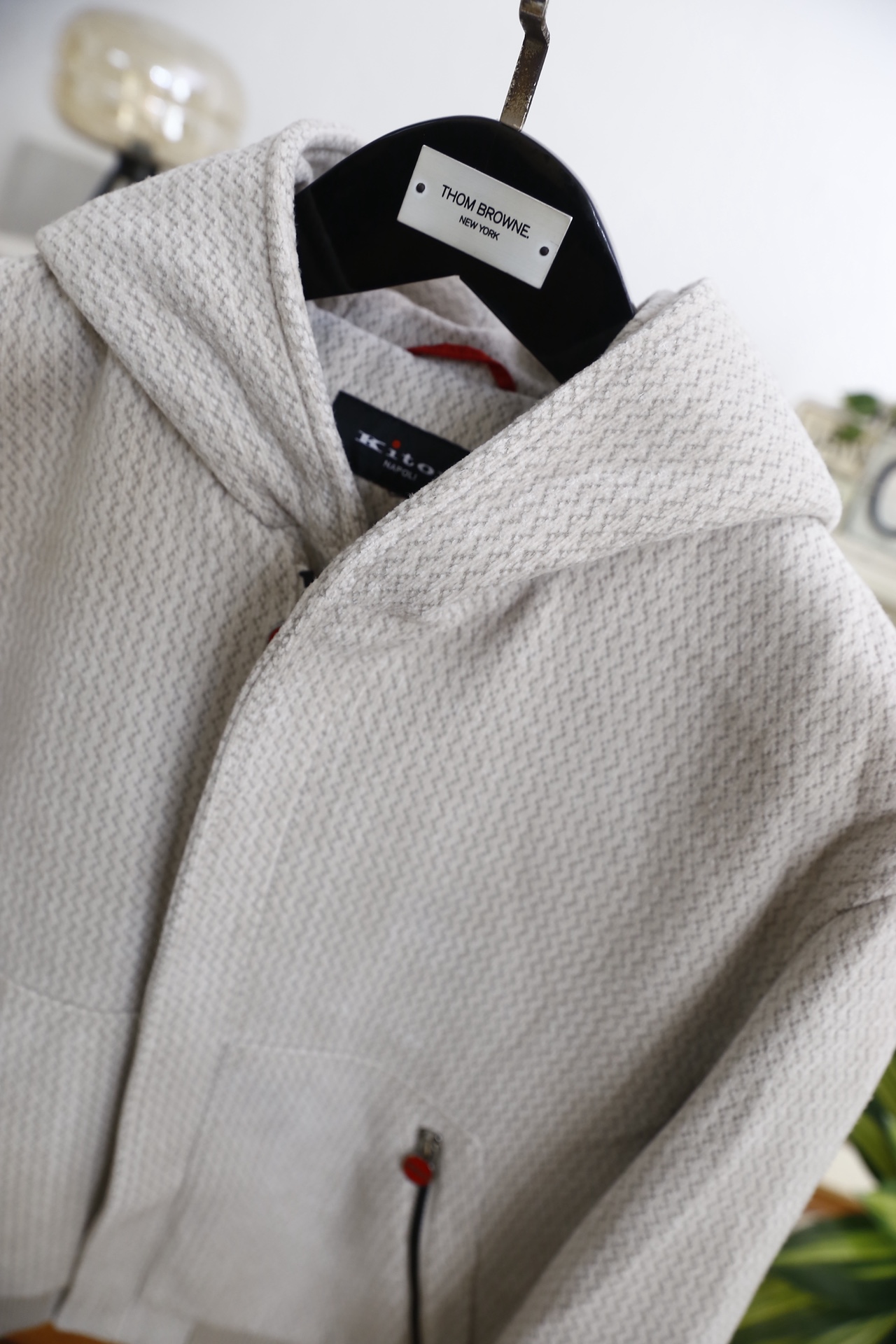 🔥kiton.25秋冬男士连帽夹克👍是秋冬兼具质感与休闲风格的单品，采用舒适保暖棉面料，它采用连帽拉链款