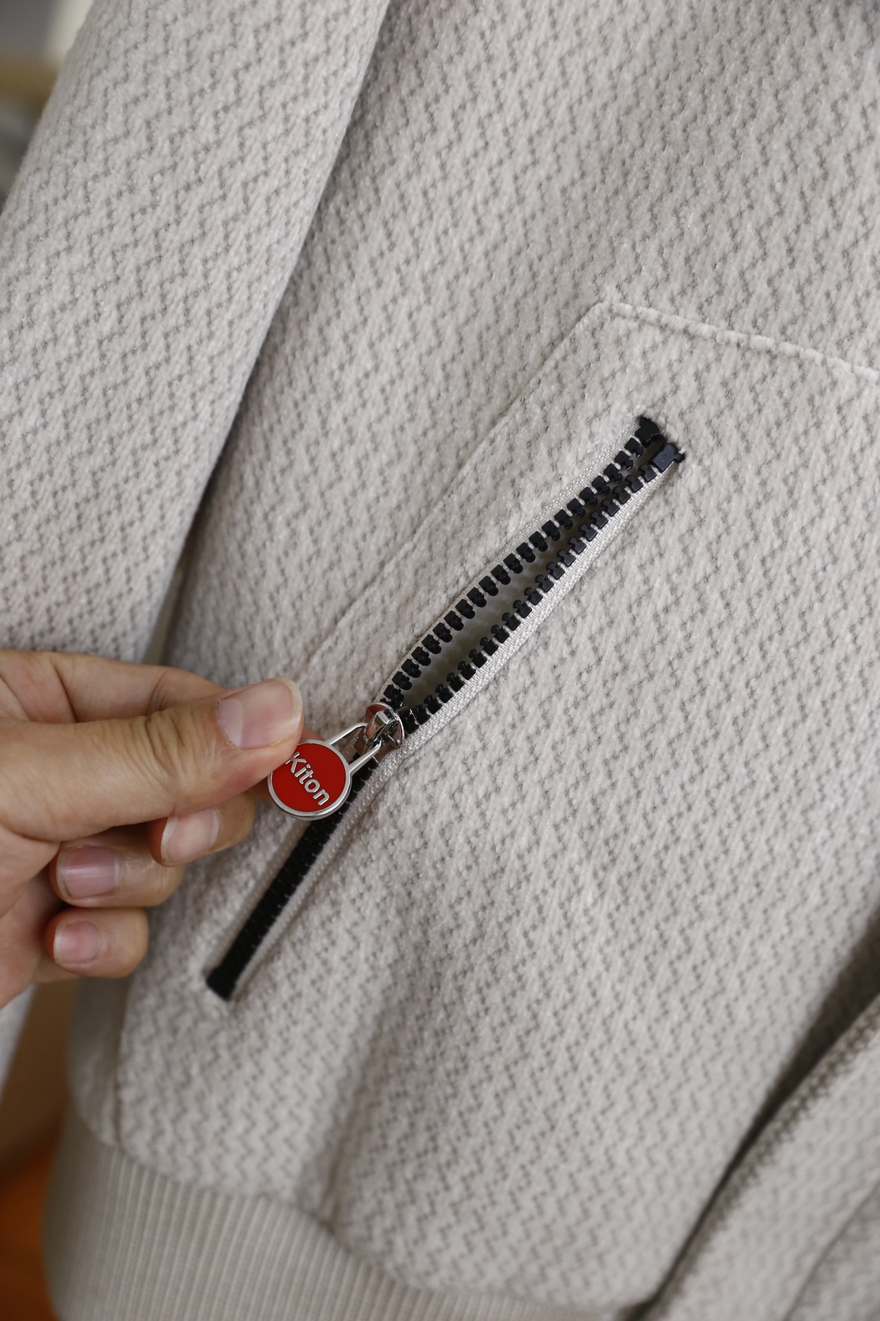 🔥kiton.25秋冬男士连帽夹克👍是秋冬兼具质感与休闲风格的单品，采用舒适保暖棉面料，它采用连帽拉链款