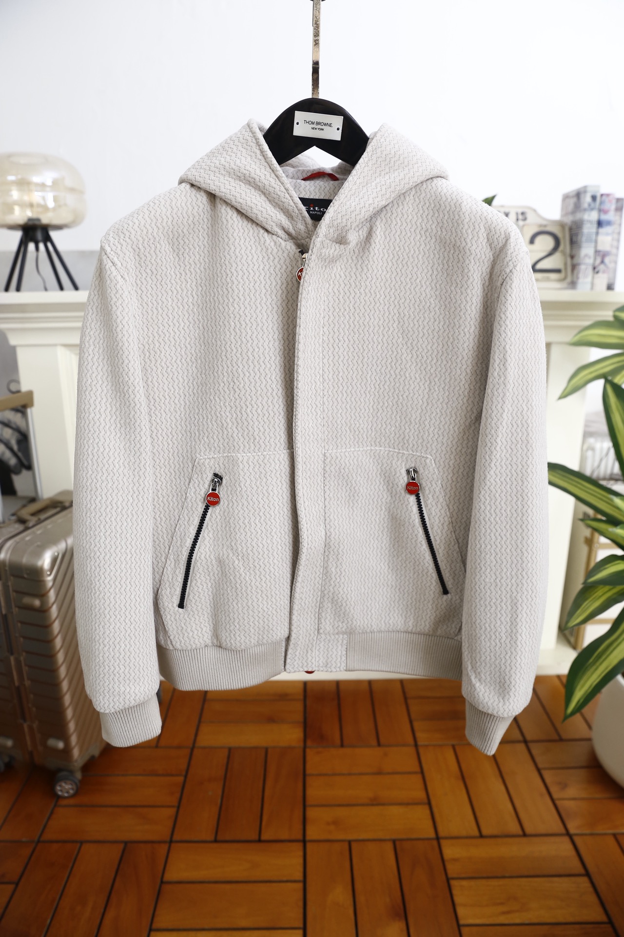 🔥kiton.25秋冬男士连帽夹克👍是秋冬兼具质感与休闲风格的单品，采用舒适保暖棉面料，它采用连帽拉链款