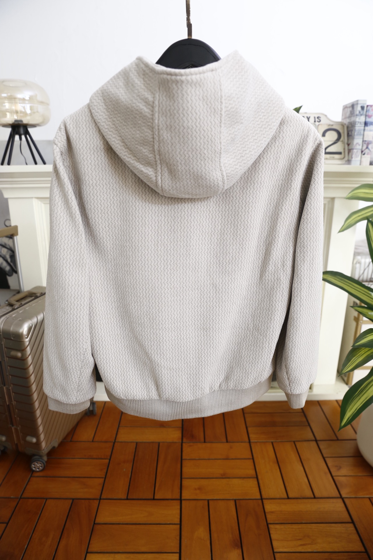 🔥kiton.25秋冬男士连帽夹克👍是秋冬兼具质感与休闲风格的单品，采用舒适保暖棉面料，它采用连帽拉链款