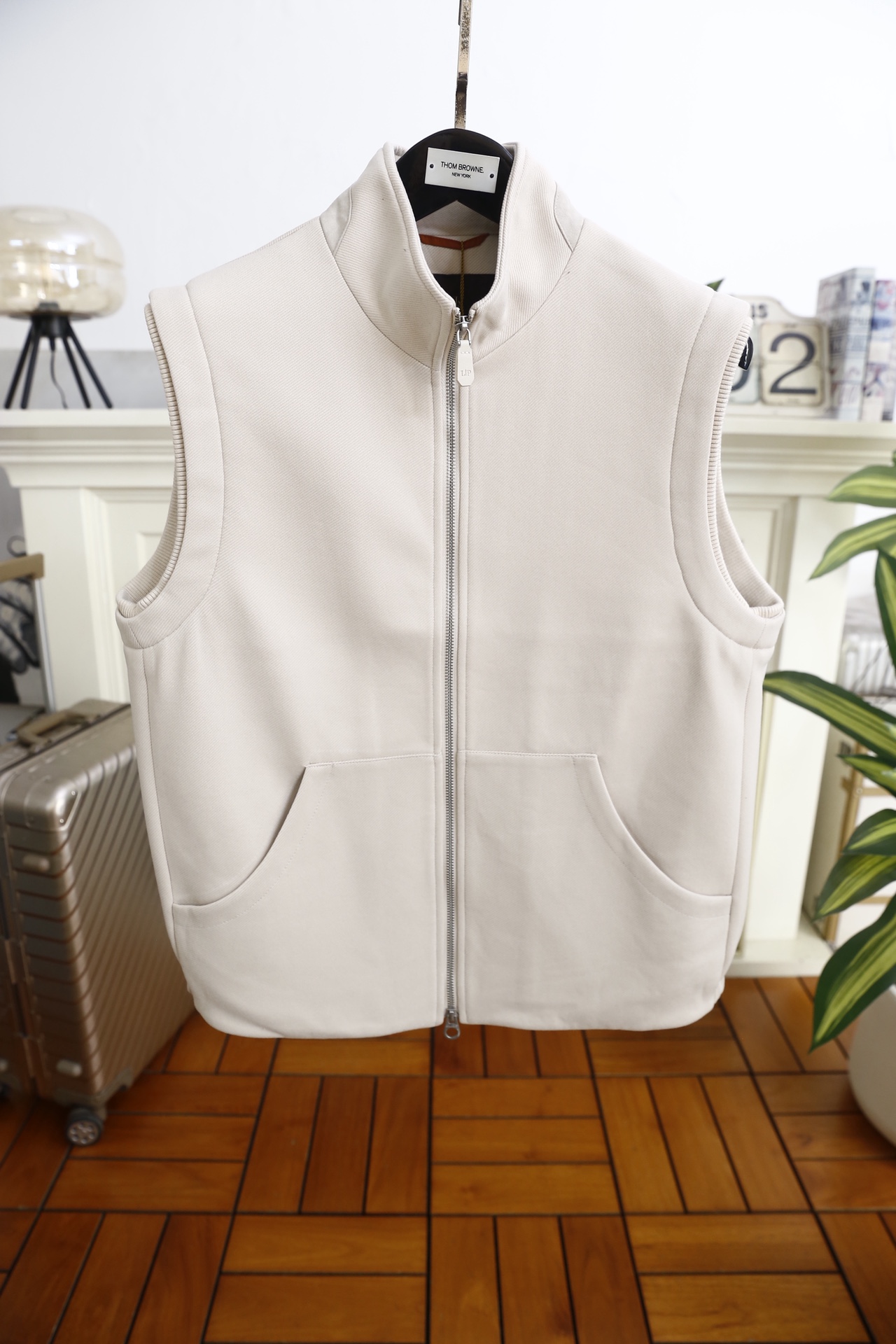 🔥lp🆕.25秋冬男士百搭马甲👍领子采用奢华经典品牌字母LOGO设计😎采用舒适定制面料打造，织物表面形成