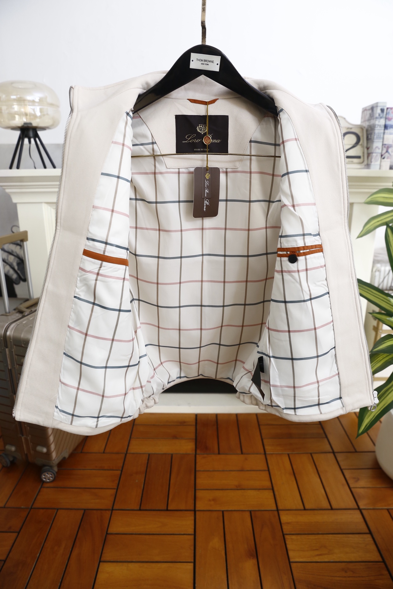 🔥lp🆕.25秋冬男士百搭马甲👍领子采用奢华经典品牌字母LOGO设计😎采用舒适定制面料打造，织物表面形成