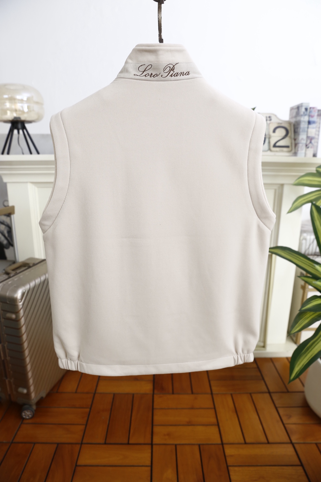 🔥lp🆕.25秋冬男士百搭马甲👍领子采用奢华经典品牌字母LOGO设计😎采用舒适定制面料打造，织物表面形成