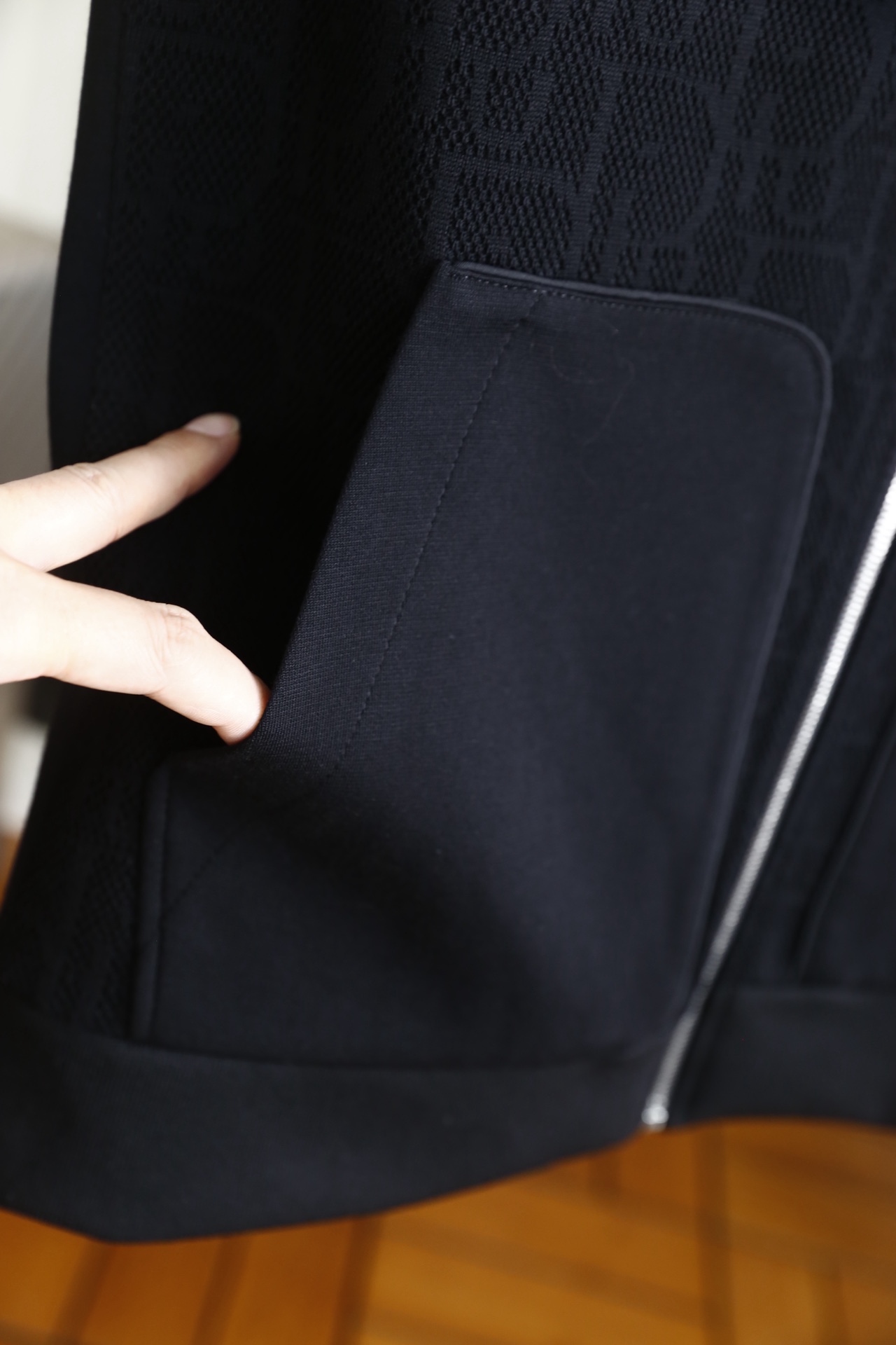 🔥迪奥/Di*r.25秋冬男士连帽马甲，是兼具休闲与设计感的秋冬叠穿单品👍它采用连帽拉链款式，抽绳配金属