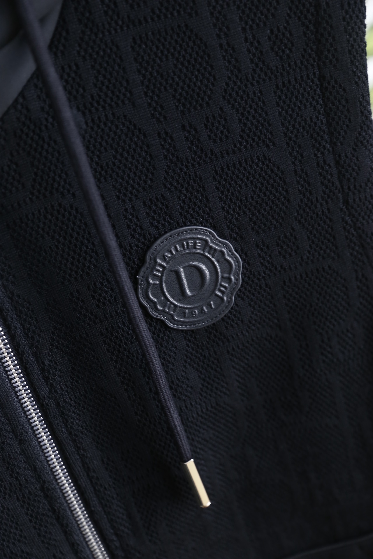 🔥迪奥/Di*r.25秋冬男士连帽马甲，是兼具休闲与设计感的秋冬叠穿单品👍它采用连帽拉链款式，抽绳配金属