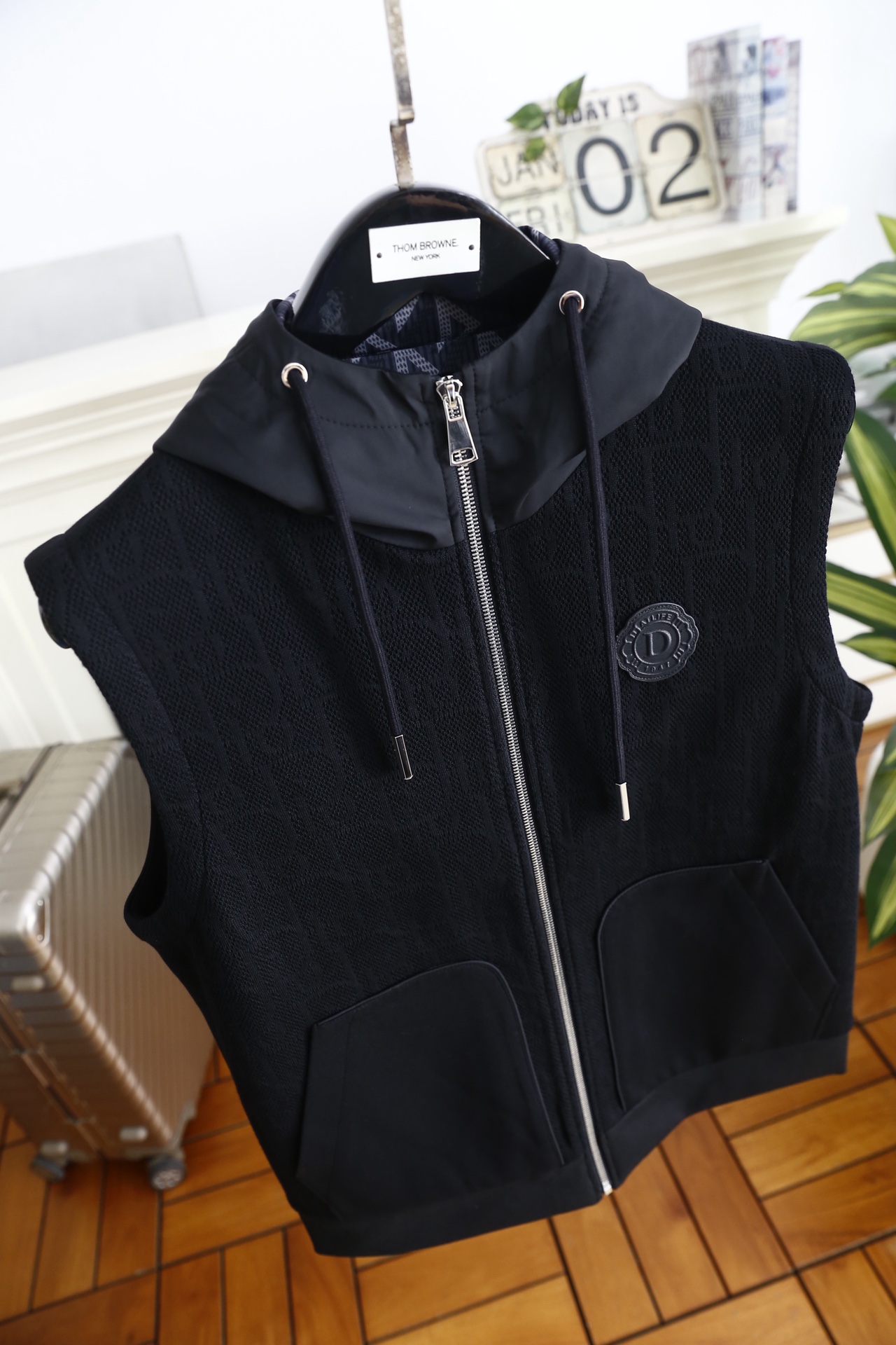 🔥迪奥/Di*r.25秋冬男士连帽马甲，是兼具休闲与设计感的秋冬叠穿单品👍它采用连帽拉链款式，抽绳配金属