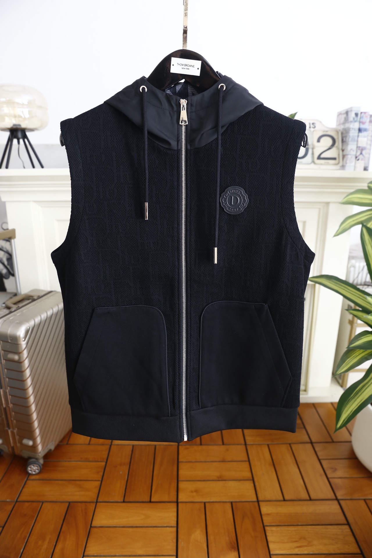 🔥迪奥/Di*r.25秋冬男士连帽马甲，是兼具休闲与设计感的秋冬叠穿单品👍它采用连帽拉链款式，抽绳配金属