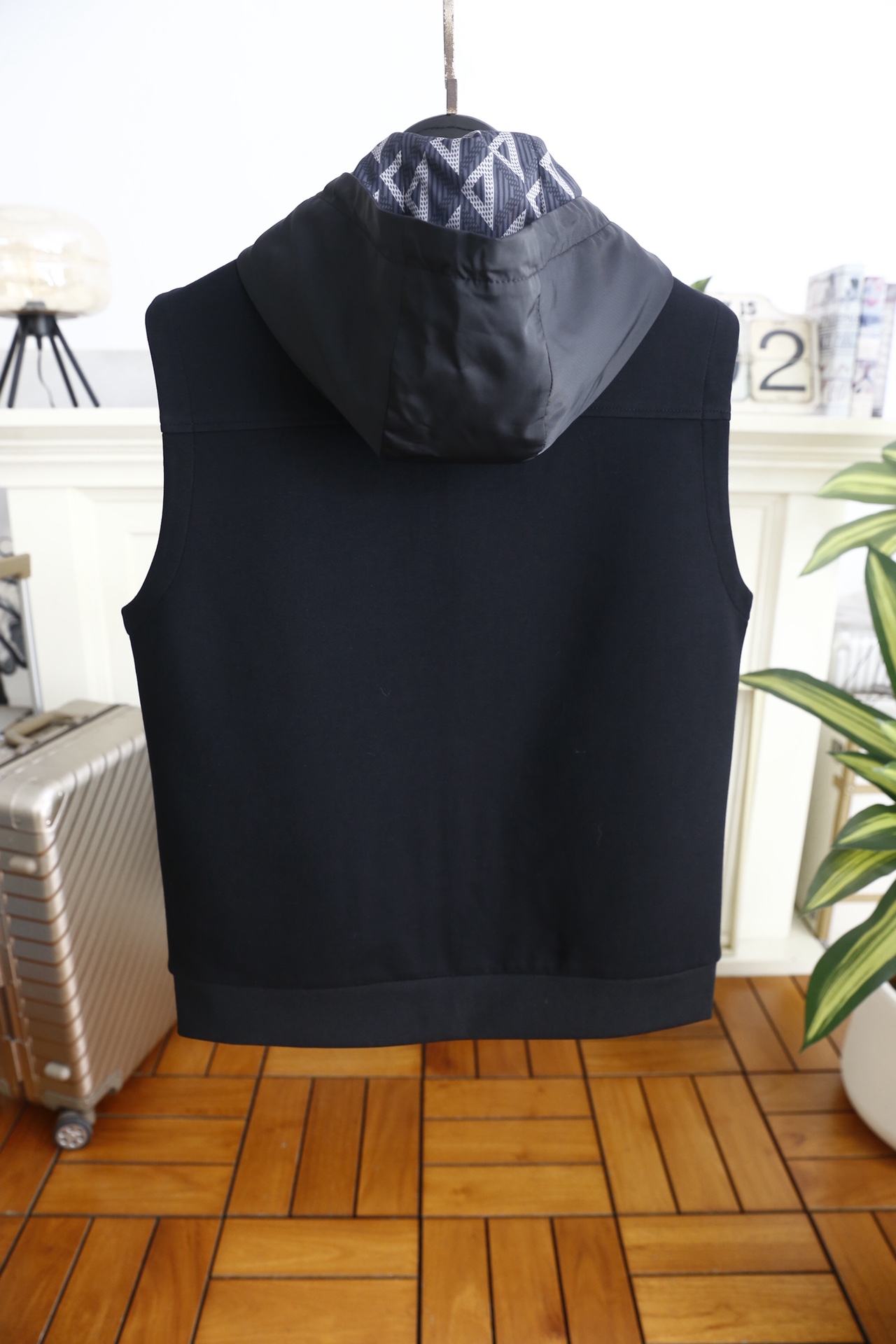 🔥迪奥/Di*r.25秋冬男士连帽马甲，是兼具休闲与设计感的秋冬叠穿单品👍它采用连帽拉链款式，抽绳配金属