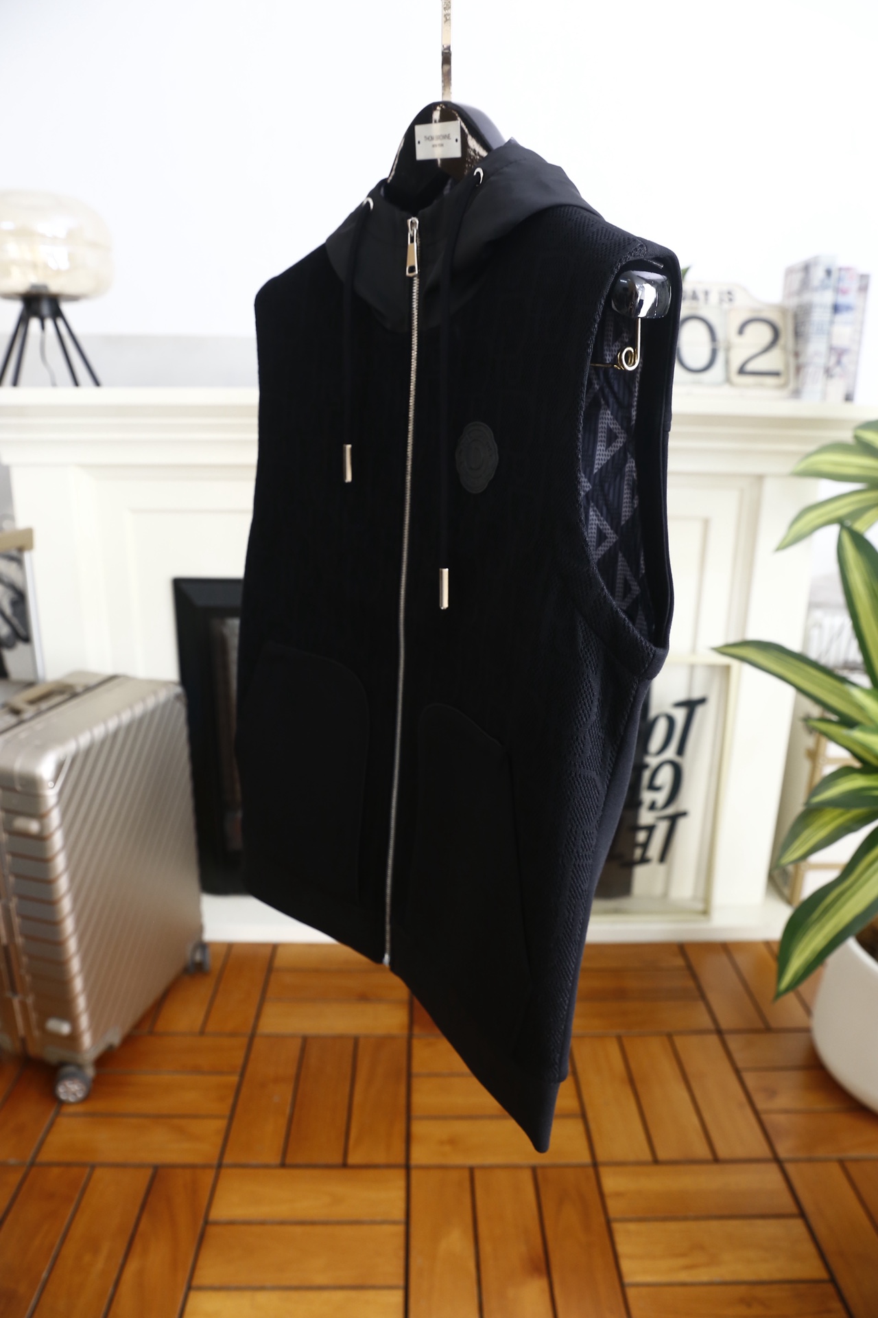 🔥迪奥/Di*r.25秋冬男士连帽马甲，是兼具休闲与设计感的秋冬叠穿单品👍它采用连帽拉链款式，抽绳配金属