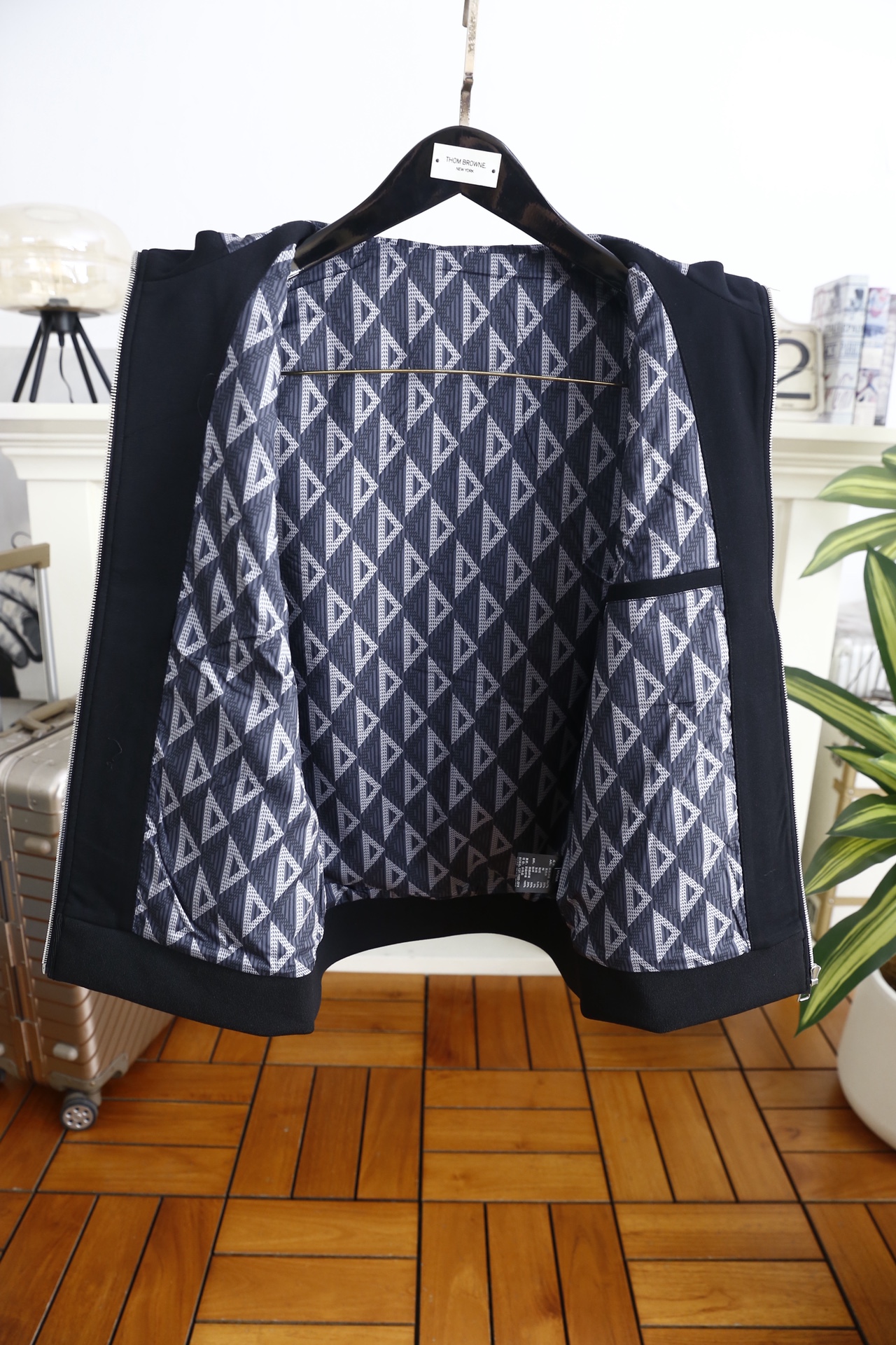 🔥迪奥/Di*r.25秋冬男士连帽马甲，是兼具休闲与设计感的秋冬叠穿单品👍它采用连帽拉链款式，抽绳配金属