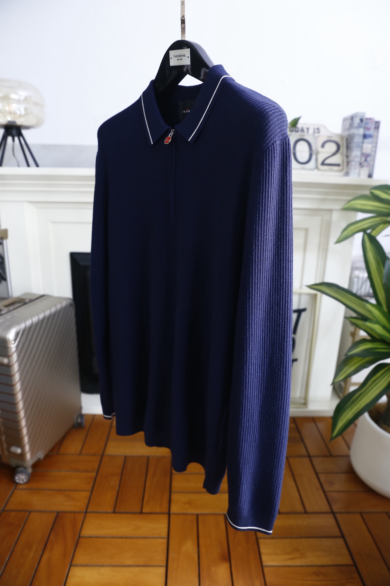 🔥kiton.25秋冬男士针织Polo衫，是秋冬兼具休闲与精致感的单品，竖坑条纹理为核心设计亮点。合身版