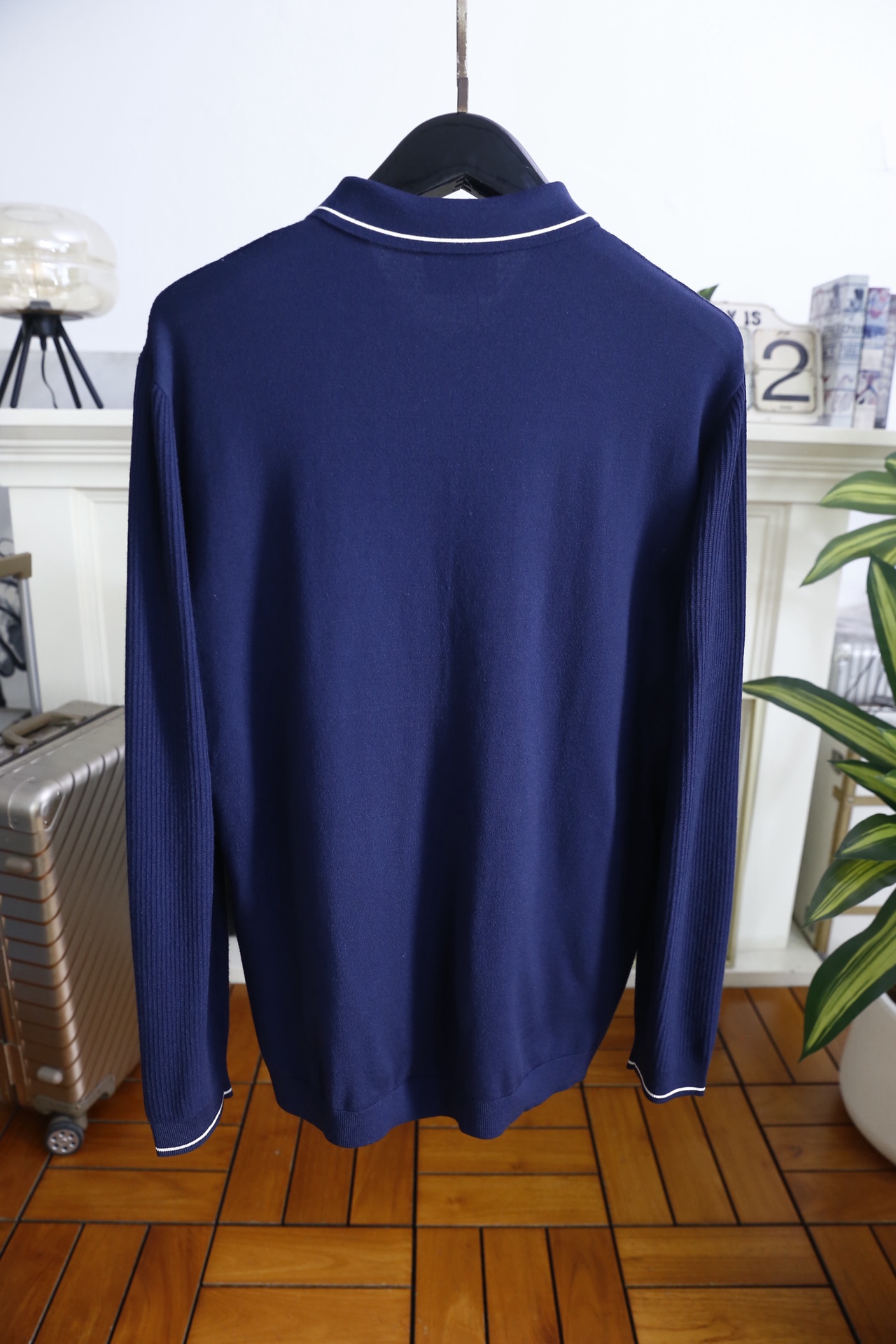 🔥kiton.25秋冬男士针织Polo衫，是秋冬兼具休闲与精致感的单品，竖坑条纹理为核心设计亮点。合身版