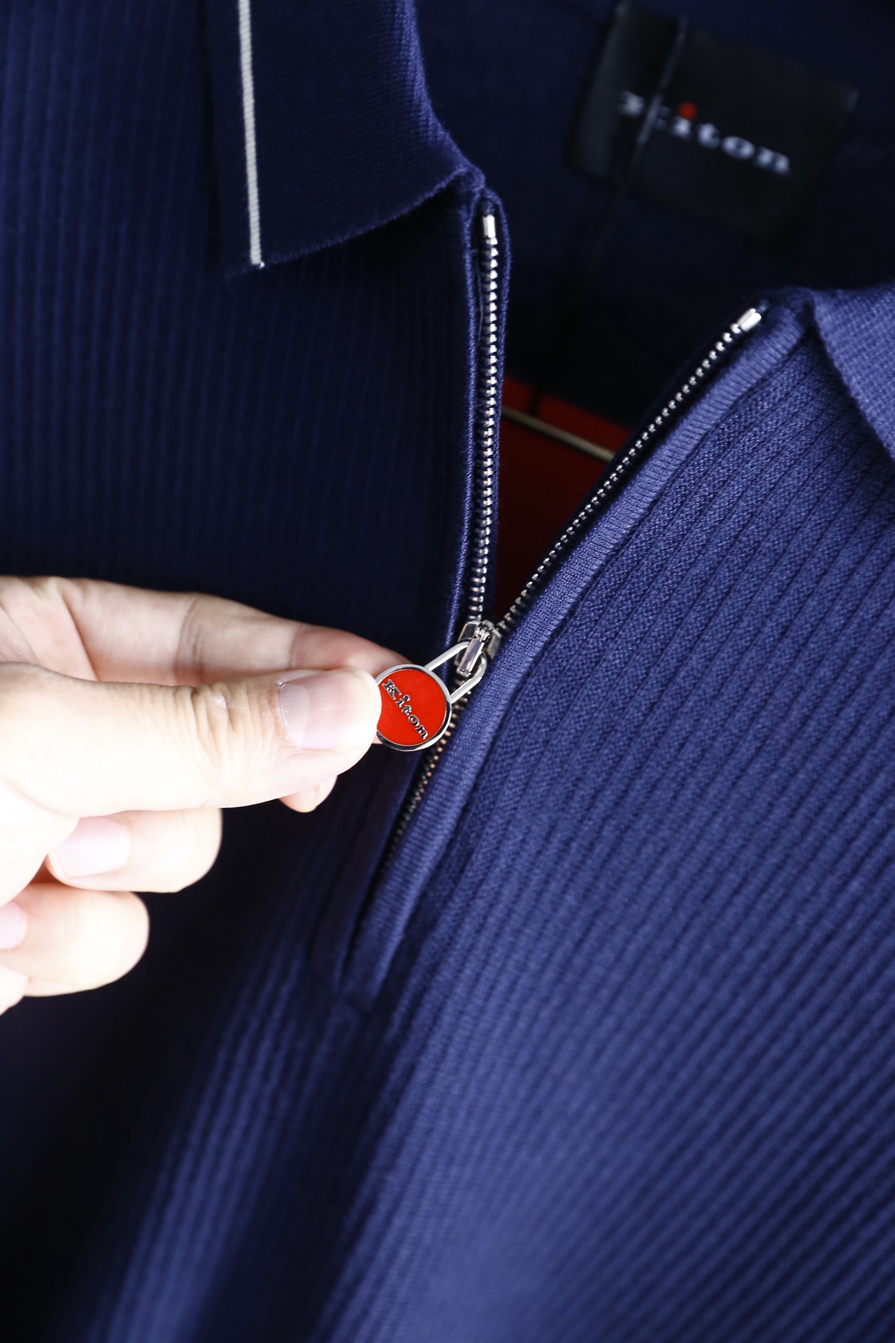 🔥kiton.25秋冬男士针织Polo衫，是秋冬兼具休闲与精致感的单品，竖坑条纹理为核心设计亮点。合身版