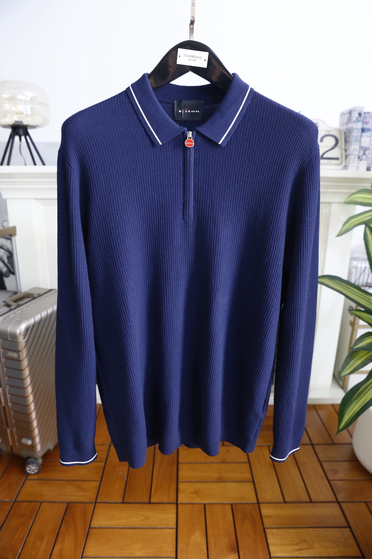 🔥kiton.25秋冬男士针织Polo衫，是秋冬兼具休闲与精致感的单品，竖坑条纹理为核心设计亮点。合身版