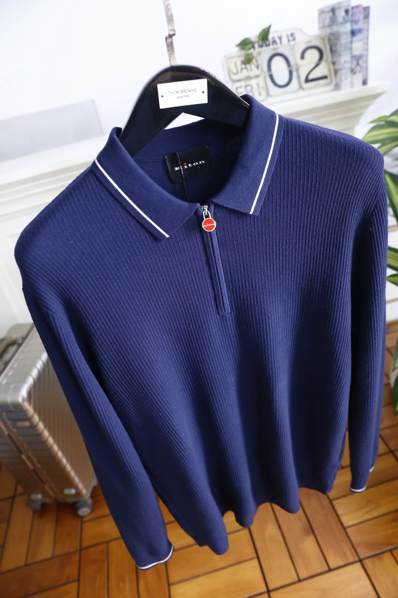 🔥kiton.25秋冬男士针织Polo衫，是秋冬兼具休闲与精致感的单品，竖坑条纹理为核心设计亮点。合身版