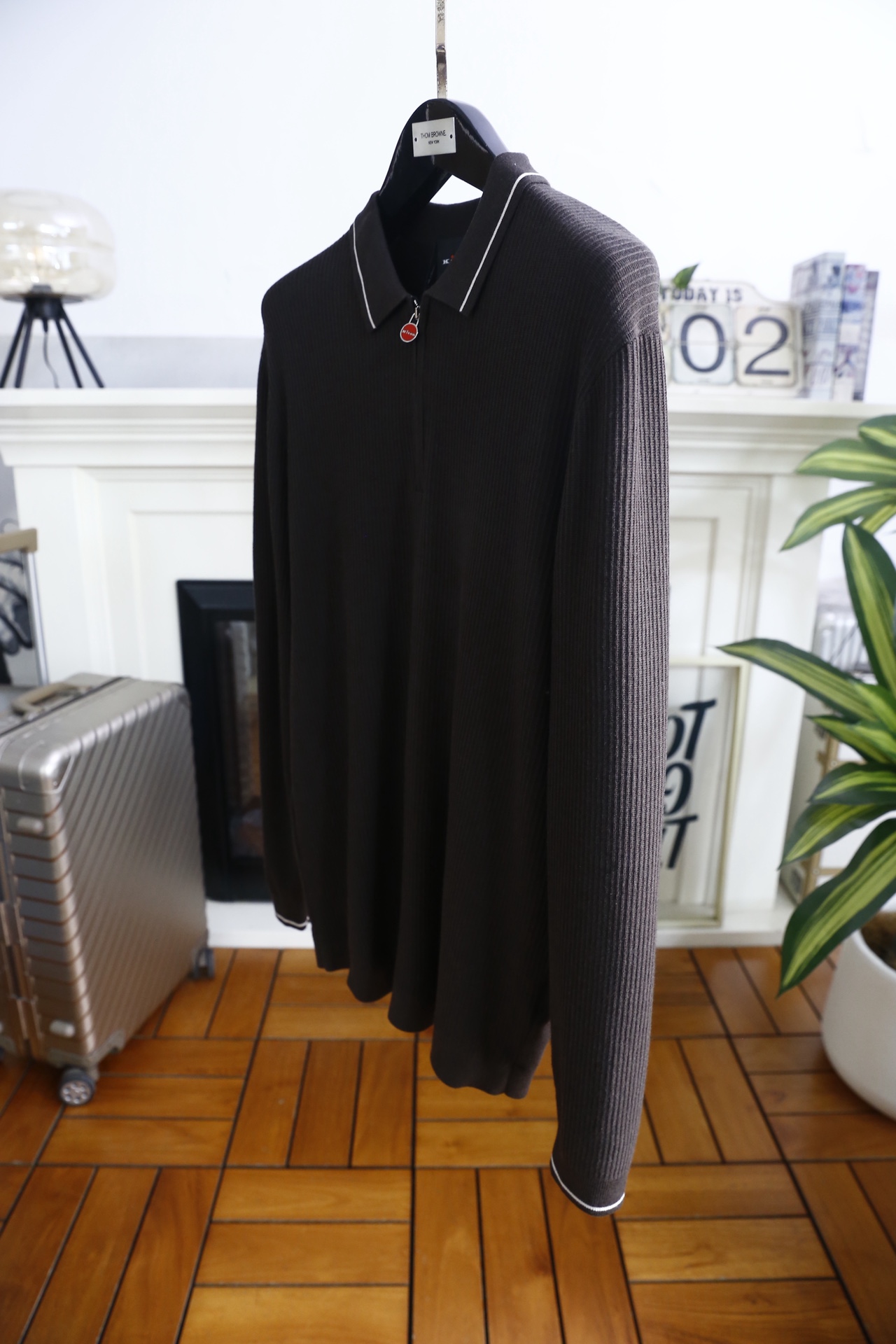 🔥kiton.25秋冬男士针织Polo衫，是秋冬兼具休闲与精致感的单品，竖坑条纹理为核心设计亮点。合身版