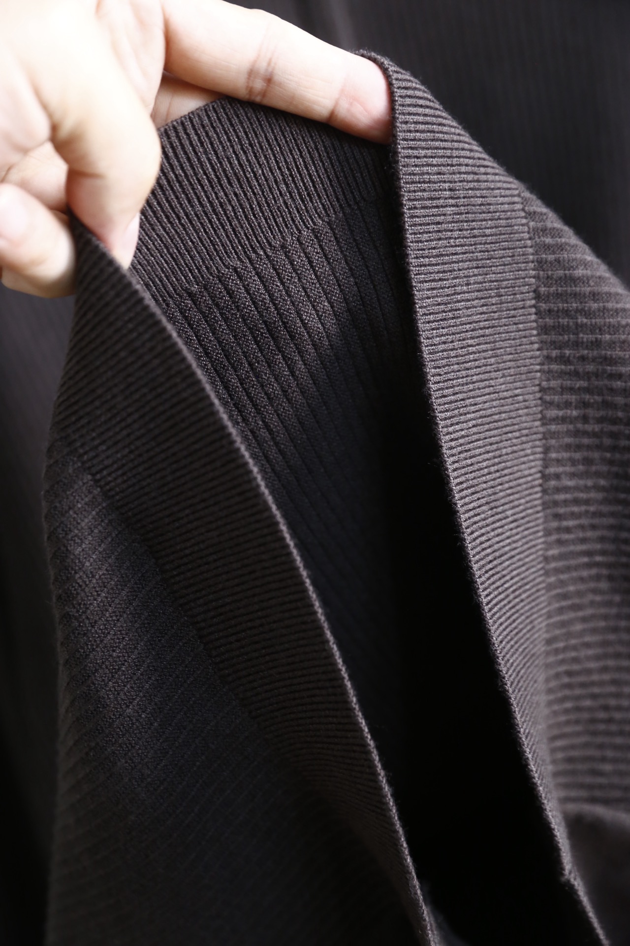 🔥kiton.25秋冬男士针织Polo衫，是秋冬兼具休闲与精致感的单品，竖坑条纹理为核心设计亮点。合身版