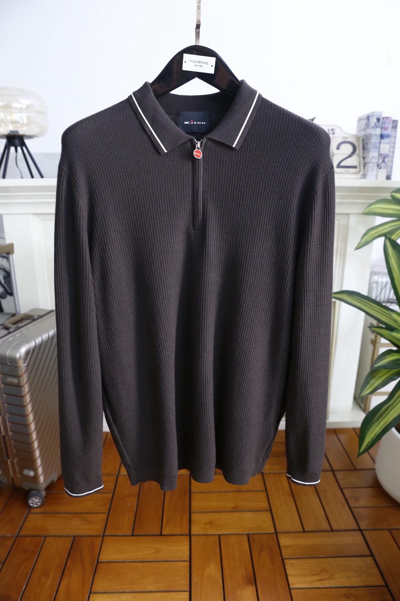 🔥kiton.25秋冬男士针织Polo衫，是秋冬兼具休闲与精致感的单品，竖坑条纹理为核心设计亮点。合身版