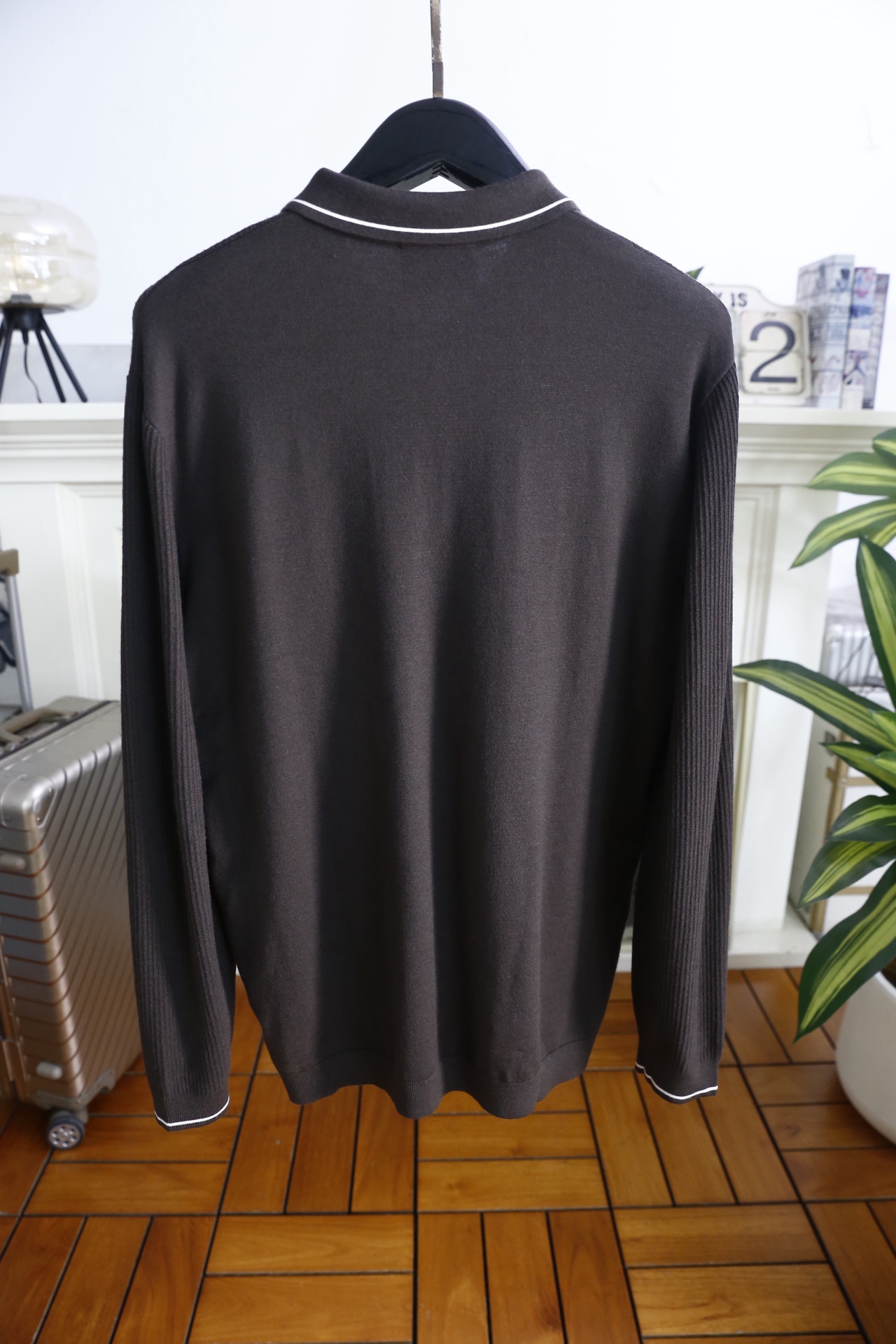 🔥kiton.25秋冬男士针织Polo衫，是秋冬兼具休闲与精致感的单品，竖坑条纹理为核心设计亮点。合身版