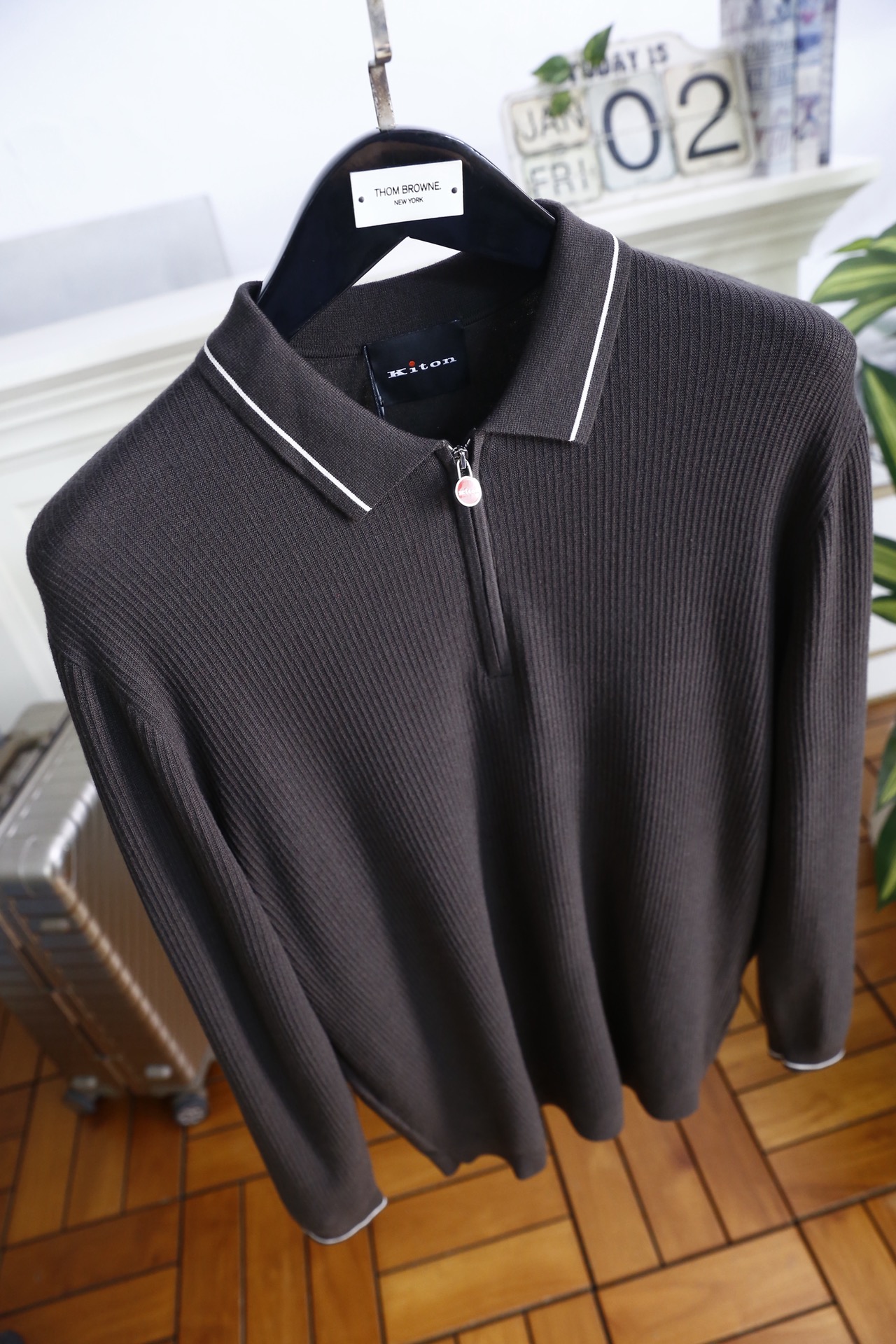 🔥kiton.25秋冬男士针织Polo衫，是秋冬兼具休闲与精致感的单品，竖坑条纹理为核心设计亮点。合身版