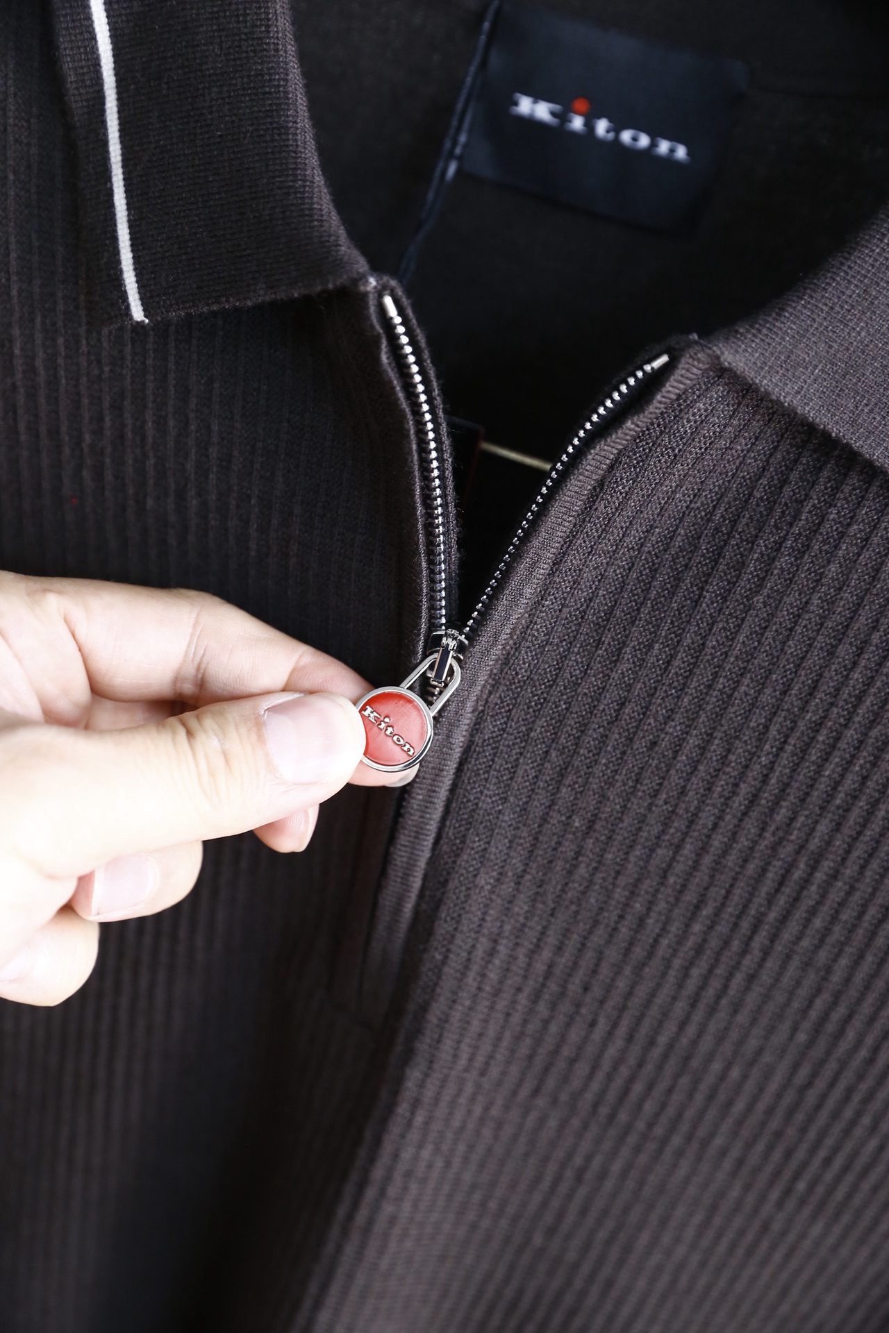 🔥kiton.25秋冬男士针织Polo衫，是秋冬兼具休闲与精致感的单品，竖坑条纹理为核心设计亮点。合身版