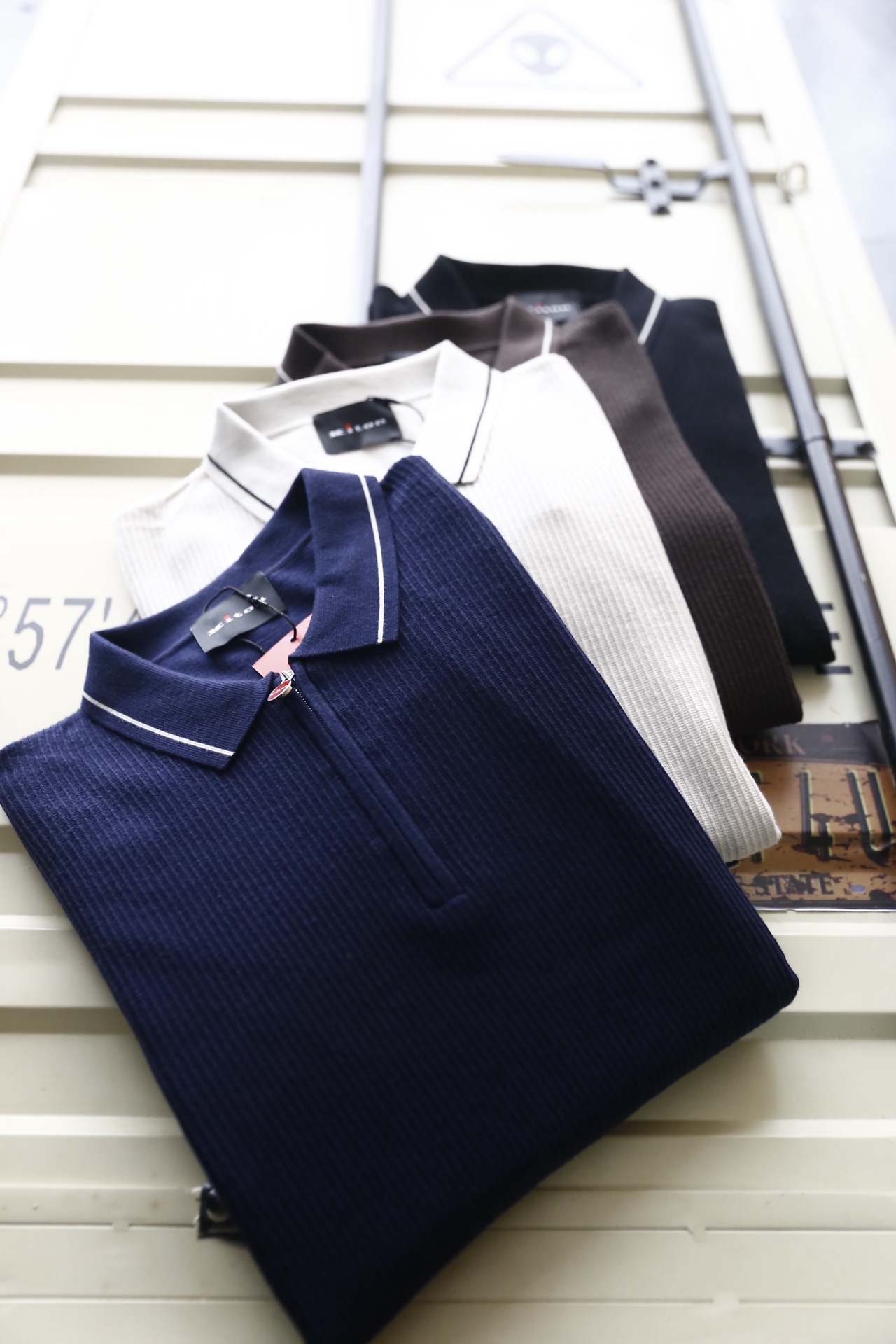 🔥kiton.25秋冬男士针织Polo衫，是秋冬兼具休闲与精致感的单品，竖坑条纹理为核心设计亮点。合身版