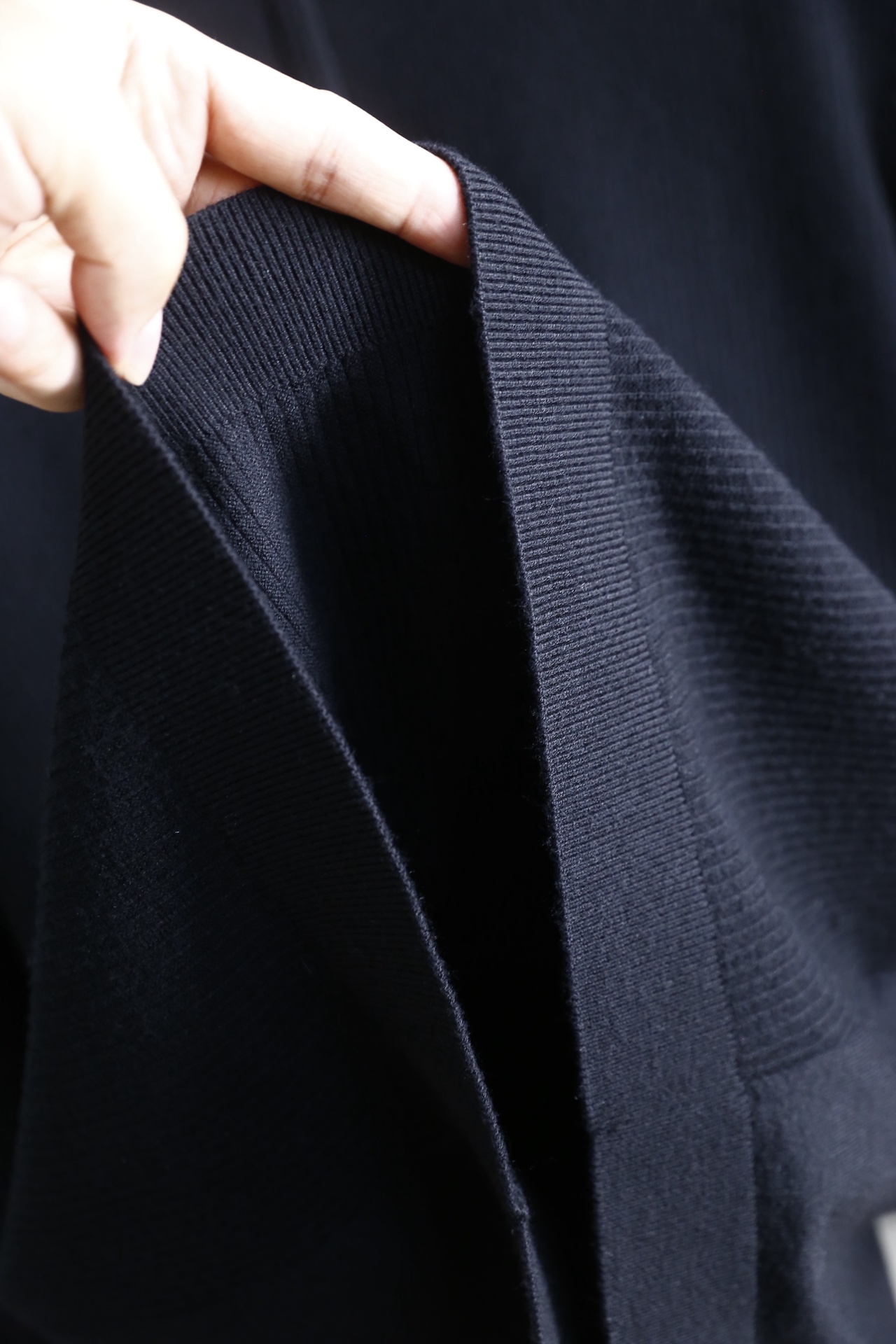 🔥kiton.25秋冬男士针织Polo衫，是秋冬兼具休闲与精致感的单品，竖坑条纹理为核心设计亮点。合身版