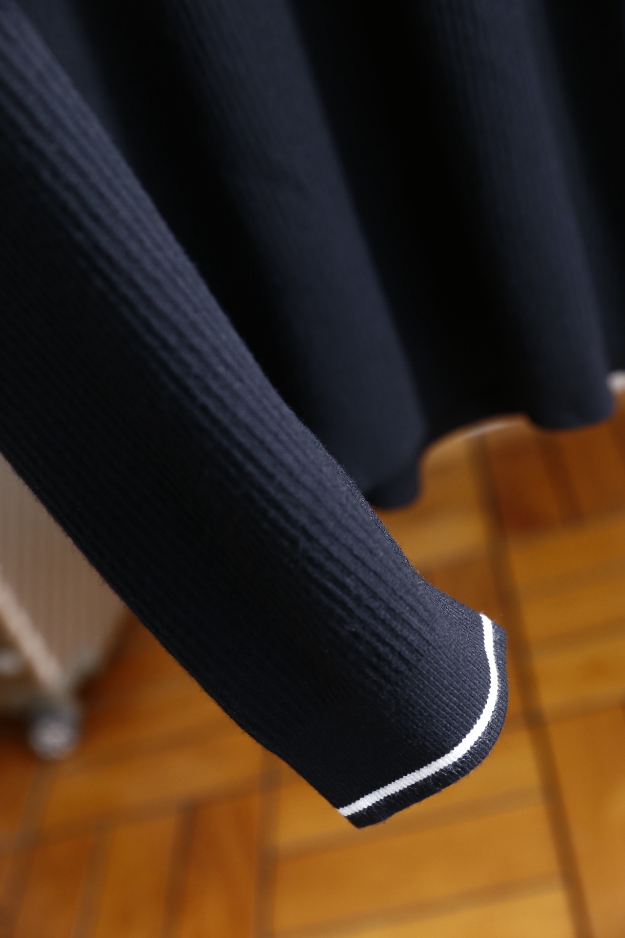 🔥kiton.25秋冬男士针织Polo衫，是秋冬兼具休闲与精致感的单品，竖坑条纹理为核心设计亮点。合身版